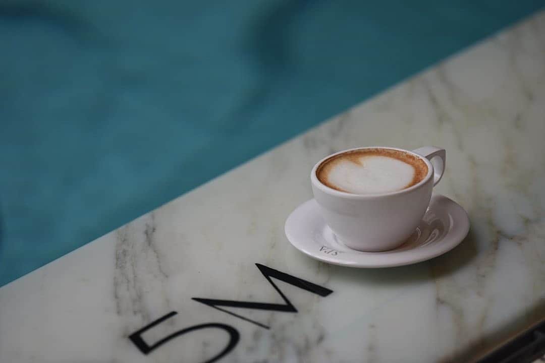 The Peninsula Hotelsさんのインスタグラム写真 - (The Peninsula HotelsInstagram)「Mornings done right with a cappuccino and a swim at @thepeninsulashanghai.」10月18日 5時22分 - peninsulahotels