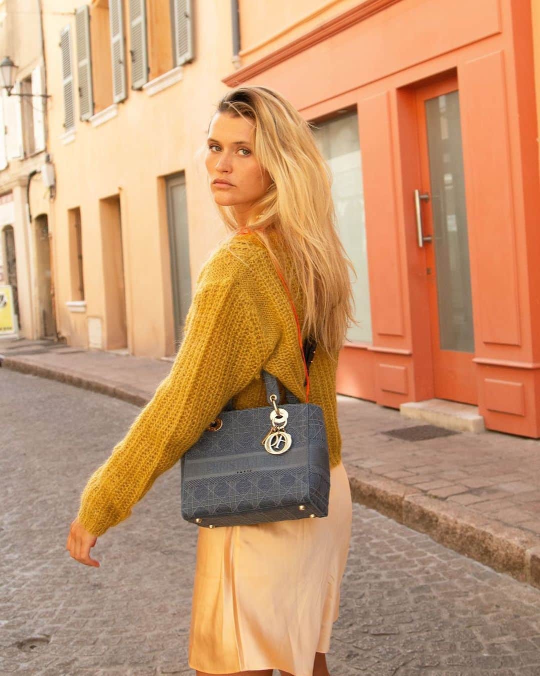 ダニジョーのインスタグラム：「This Mohair Mustard sweater was made to layer 🔸👀」