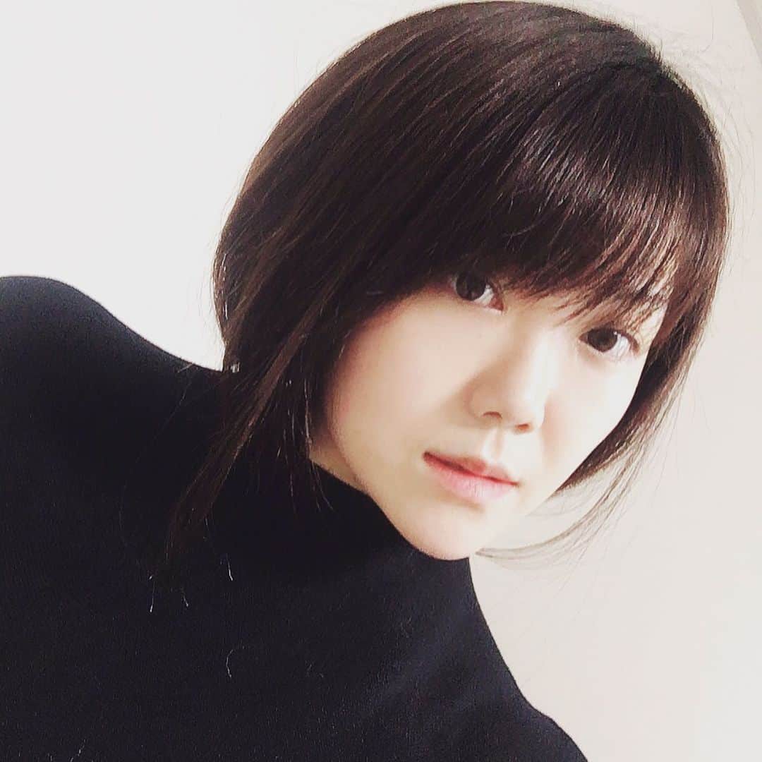 優妃のインスタグラム：「タートルネックを着るときに 髪を出す前にショートにみたいになる時にいつも　  短いのいいなぁ👀🍄　 と思うのです。  仕事終わったら美味しいもの食べようとか、今日はゆっくり昼まで寝ちゃおうとか、そういう贅沢をモチベーションに頑張ってますが、今は髪を切ることをモチベーションに頑張ります✂️😚  プチモチベーション プチベーション  早起きできた分、スリキン作業に取り掛かります！  その前ににんじんジュース作るべかぁ😊🥕🍎  #スリキン #三国志 #馬謖  #泣いて馬謖を斬る  #ボブ #ショート #早起き #モチベーション #プチベーション #プチベーションってなんかかわいい #今すぐ髪切りたい #衝動 #Bz #泣いて馬謖の髪を切る」