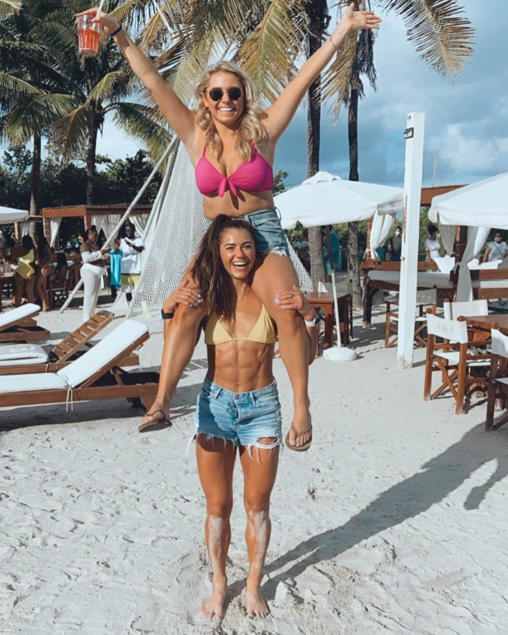 キャシディ・クックのインスタグラム：「Hey Alexa, play “I’m in Miami b****” by LMFAO」