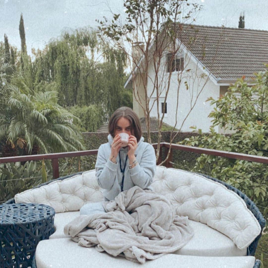 Bruna Unzuetaのインスタグラム：「Saturday off. ☃️☕️」