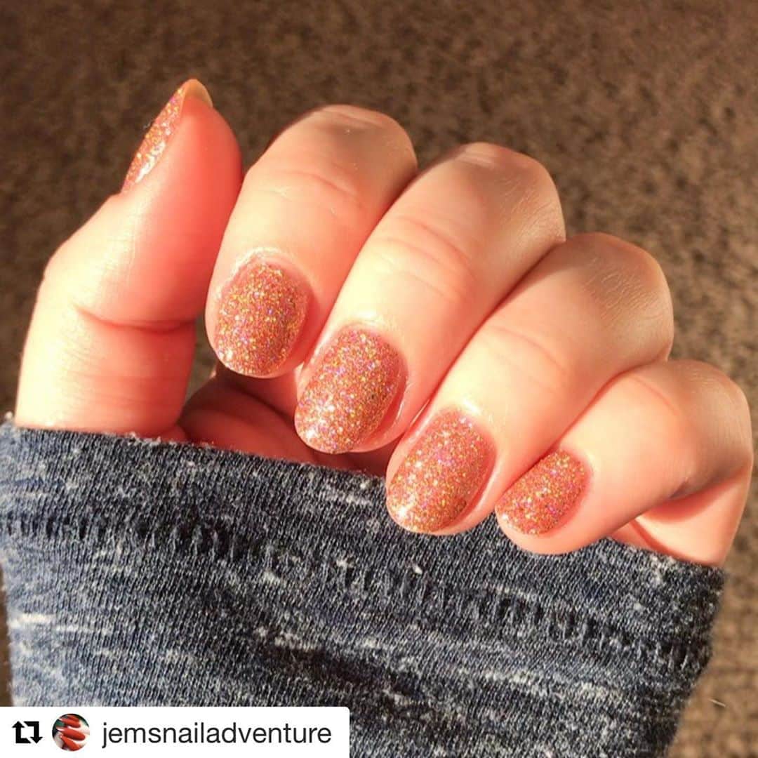 Nail Designsさんのインスタグラム写真 - (Nail DesignsInstagram)「Credit: @jemsnailadventure  ・・・ And here are the videos of @holotaco Play Rosé, a glittery rose gold. So sparkly! 🤩This does have some chunky glitters in it, but it still applies pretty smoothly. Shown here in 3 coats. Swipe for different angles/lighting, with flash/bottle, and macros. 💛 ➖ Other Products Used: @unt.global Ready For Takeoff Peely Base Coat & @dimensionnails Quickie Top Coat (use code jemsnail20 for 20% off your @dimensionnails order!) ➖ Please do not share or repost without giving credit to the owner:  @jemsnailadventure ➖ #DimensionNails #HoloTaco #UntGlobal #HoloTacoPlayRosé #NailPolish  #Nails  #NailsOfTheDay #Nailspiration #PaintedNails  #Manicure  #SelfCare  #OlloClip  #Macro  #PolishedNails #CrueltyFree #PolishWishList  #AtHomeMani  #NailPolishCollection  #OnMyNails #JemsNailAdventure  #NailDesign #RoseGold #Glitter #GlitterNails #HoloNails #Holographic #HolographicNails #HoloPolish #HoloThere」10月18日 6時06分 - nailartfeature
