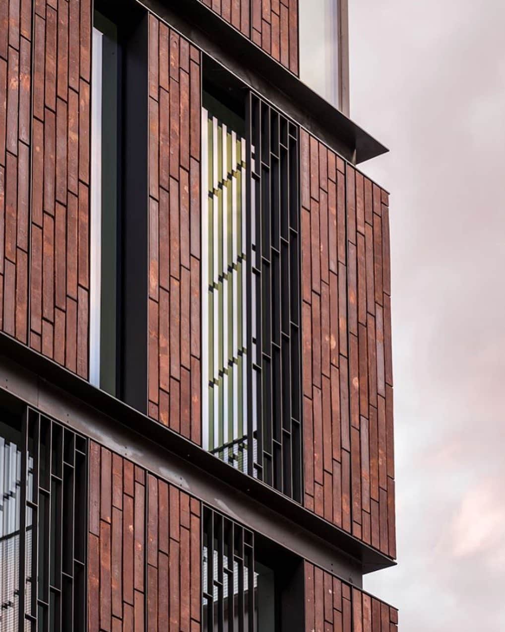 グラフ&ランツのインスタグラム：「Evening looks good on this @3xnarchitects building in Stockholm ✨ Design #inspo via @tidskriften_rum」