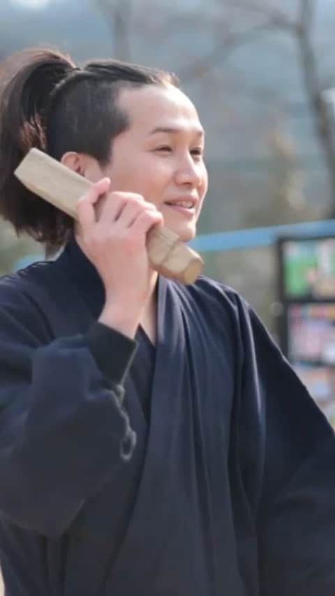 のインスタグラム：「紙芝居一筋40年のヤッサンと、そのヤッサンの紙芝居を学ぶ紙芝居屋集団。ヤッサン一座の昔懐かしく、そして未来に残る新しく進化し続ける紙芝居。誰の心にもいつまでも残る子ども心と対話する、読み聞かせではなく、魅せ語り紙芝居のはじまりはじまり。  〈日時〉10月24日(土)16:00～17:00 〈定員〉20名 〈参加費〉無料 〈場所〉Zoom ミーティング  ---------------------------------------  〈第1部〉 むかーしむかしの、みんなが知ってるあのお話。 紙芝居だとどんな風になるのかなぁ？ 夢を語り心で描く二代目座長だんまるが、あの昔話を心を込めてお披露目します。  〈第2部〉 こちらのお話は、ちょっと特別。 きっとおとなも子どもも心に響く、何かがあるはず。紙芝居っていいなぁ。  〈ヤッサン一座　二代目座長だんまるプロフィール〉 夢を描き、絵を描く、ヤッサン一座二代目座長。だんまるの紙芝居は師匠ヤッサンと囲んだお茶の間、ちゃぶ台。ヤッサンと山のたくさんの山の仲間と囲んだ大きな炎。大人を大人扱いしない、子どもを子ども扱いしない。皆で笑い、時にゼロ距離まで踏み込む愛に溢れた毒舌は信念に裏打ちされた紙芝居。  ⬇️イベント詳細・ご予約はこちらから﻿ 当アカウント @kashiwanohatsite のプロフィール欄に記載しております柏の葉T-SITE公式HPのリンクからイベントページにて詳細をお確かめのうえご参加ください。﻿  🔽ヤッサン一座のInstagramはこちら @yassanichiza」