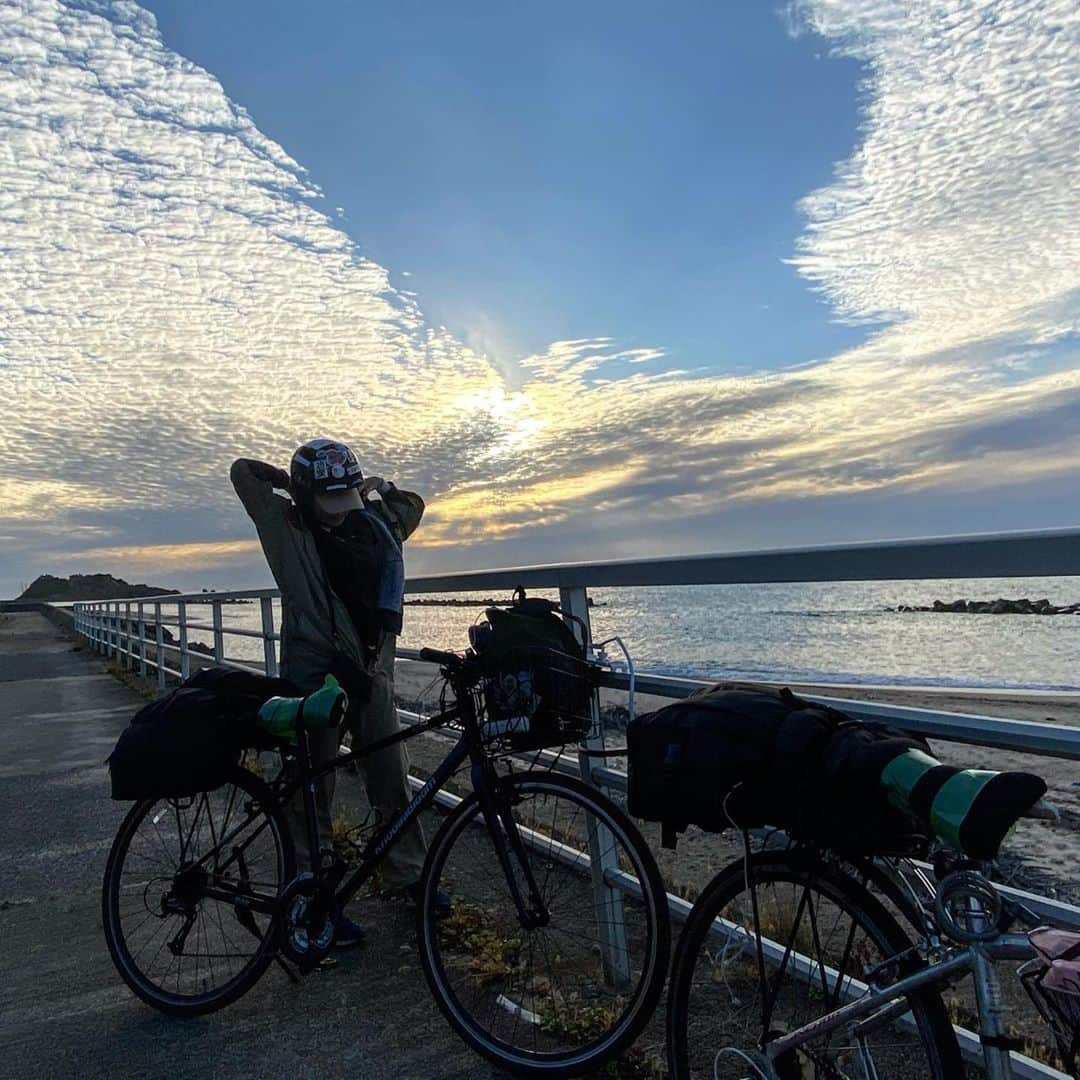 三上玲奈さんのインスタグラム写真 - (三上玲奈Instagram)「どんどんカスタマイズされていく私達のクロスバイク。  自転車初心者すぎて全然進まない。当初1日100キロぐらいの予定が…走りやすい道で70〜80キロぐらいの進み具合。  それでも前に進めば必ず北海道には着く。札幌でゆっくりしたいし、早く東京に戻りたい。そのためには走る走る‼️  札幌についてからの目標はまた今度書きます🙂  生まれ育った札幌と今生きてる東京の距離を身体で感じてます🧘‍♂️  #チャリで来た #by渋谷　#山形　#三上玲奈　#野田みはる　#北海道出身　#札幌出身　#チャリ旅　#自転車旅　#自転車　#クロスバイク　#クロスバイクカスタム　#自転車女子　#japan #bycicle #TOKYO → #HOKKAIDO #ワンストップ代行センター」10月18日 11時49分 - reinamikami