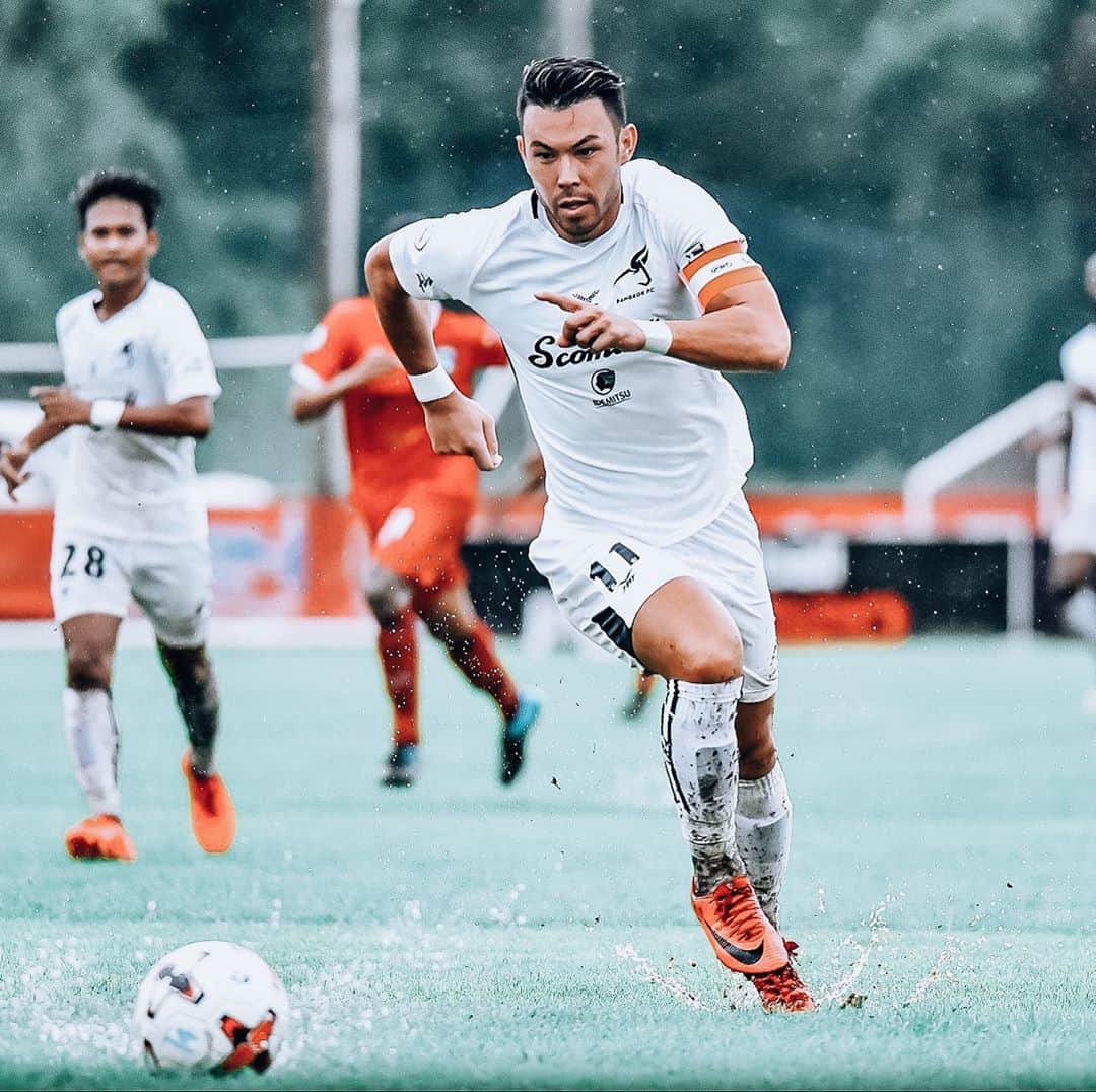 ヴィンセント・ケインのインスタグラム：「Ive played alot games in Thailand, but even last night was some next level shit! 😂 anyway... 3points is what we went for and 3 points is what we got! Squad effort, thank you to the fans for your endless support! 💪🔥🐂 #bangkokfc #3points #susu #kv11 #win #gogetit #wegoagain」