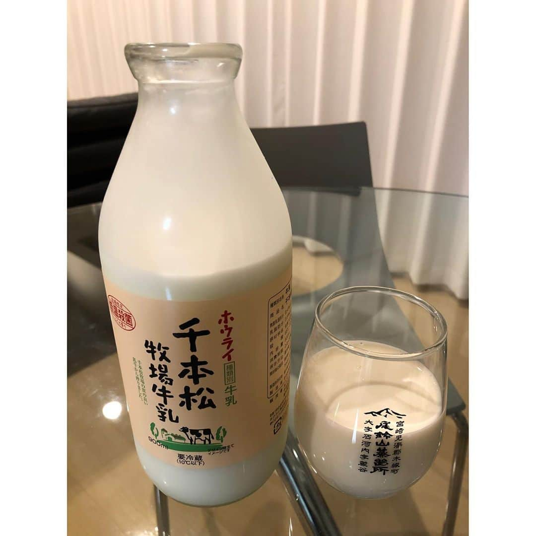 春輝のインスタグラム：「大好きな栃木のママから大好きな牛乳が届きました🥛 ここの牛乳ほんっっっと美味しいんですよ☺️  小学生の頃は毎日2ℓ以上飲んでいたので母に毎日めちゃめちゃ怒られてました。笑 毎日スーパーから買って帰るの重いもんね😅  お陰でこんなに大きく育ちました👶🏻 牛さん有難う🐄  #千本松牧場#牛乳#milk #春輝#Haruki」