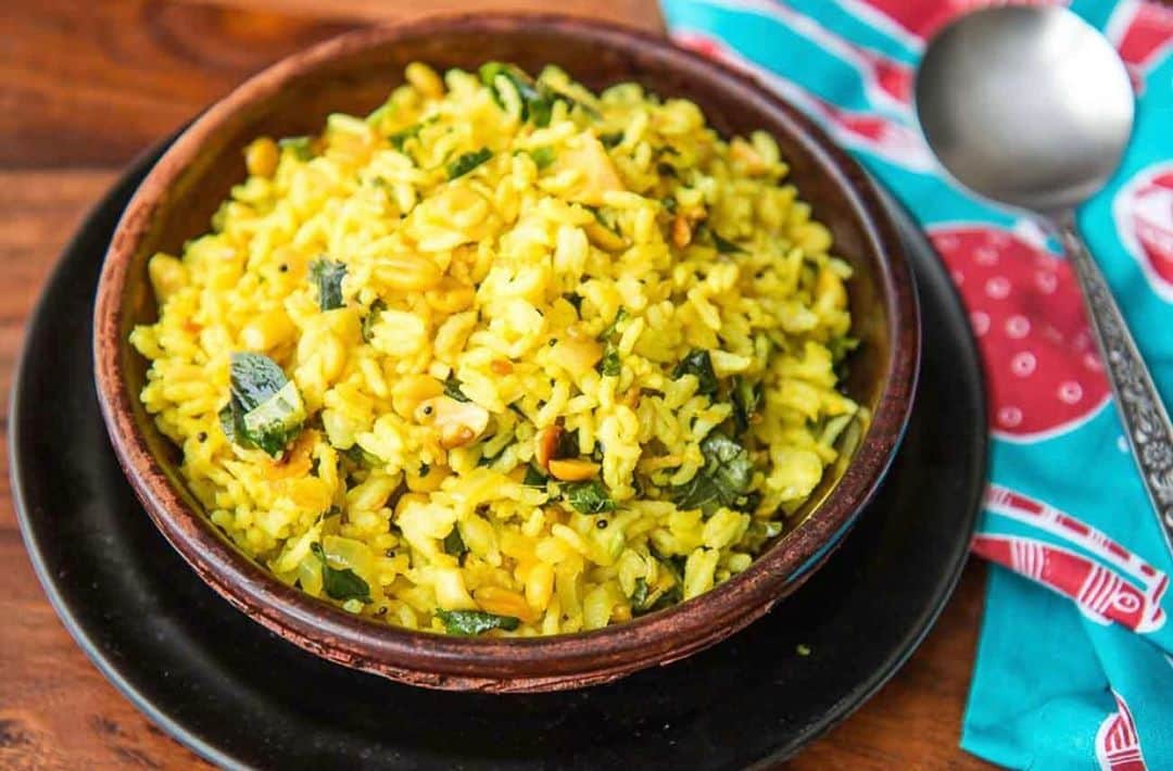 Archana's Kitchenさんのインスタグラム写真 - (Archana's KitchenInstagram)「If you love lemon rice, then give this recipe a try! All you need is some cooked rice, lemons, ginger, green chillies, salt and turmeric and you will be on your way to make this super simple and delicious recipe that can be had any time of the day. Get the recipe from the smart.bio link in my profile @archanaskitchen . . . . . . #recipes #easyrecipes #breakfast #Indianbreakfast #archanaskitchen #healthyeating #highprotein #breakfastclub #dosa #dosarecipes #dosabatter #ragi #ragidosa #mysoremasaladosa #homemadefood #eatfit #cooking #food #healthyrecipes #foodphotography #recipeoftheday #comfortfood #deliciousfood #delicious #instayum #food」10月18日 11時46分 - archanaskitchen