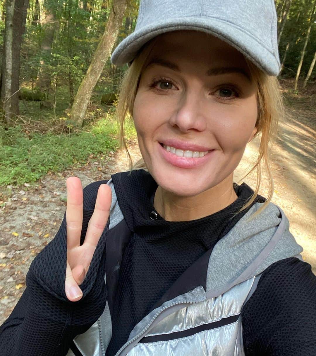 トリー・ウィルソンのインスタグラム：「. My darkest lows have uncovered some of the pieces of me I’m most proud of today. . Good Lord they have been embarrassing & pathetic & massively laced with  unbelievably stupid decisions,  but they’ve also been LIFE throwing punches despite me doing the best I knew to do. . I never CHOSE the lows..but I CHOOSE to see them as payment to a STRONGER, wiser, more badass & grateful me..and my gosh the PUSH into a new direction is so full of love from above. . So many people’s lives are upturned in the world. It’s not fair. Promise yourself you will seek that glimmer of HOPE & light. 🤍 I love you! . #Hope #NeverLoseHope #YouGotThis」