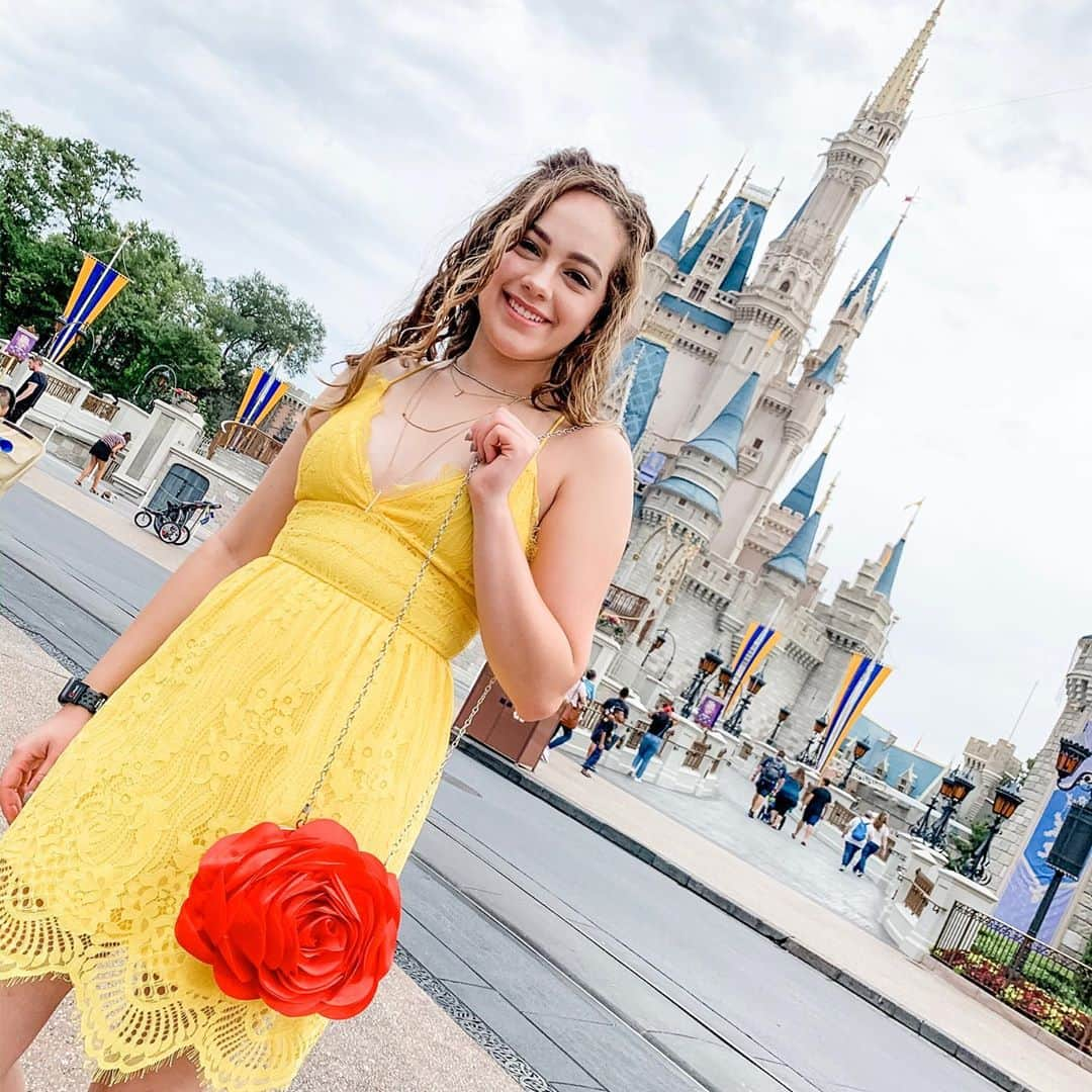 メアリー・モーサさんのインスタグラム写真 - (メアリー・モーサInstagram)「this time last year, I had a long weekend from work, so my sister and I went to Disneyworld ✨  seriously Disney parks at Halloween time are my favorite kind of magical. I’ll be waiting to go back until the world is much safer, but I already have a list of foods I’ll want to eat when I get there 😂 What’s your favorite park ride / snack?」10月18日 6時22分 - missmarymmouser