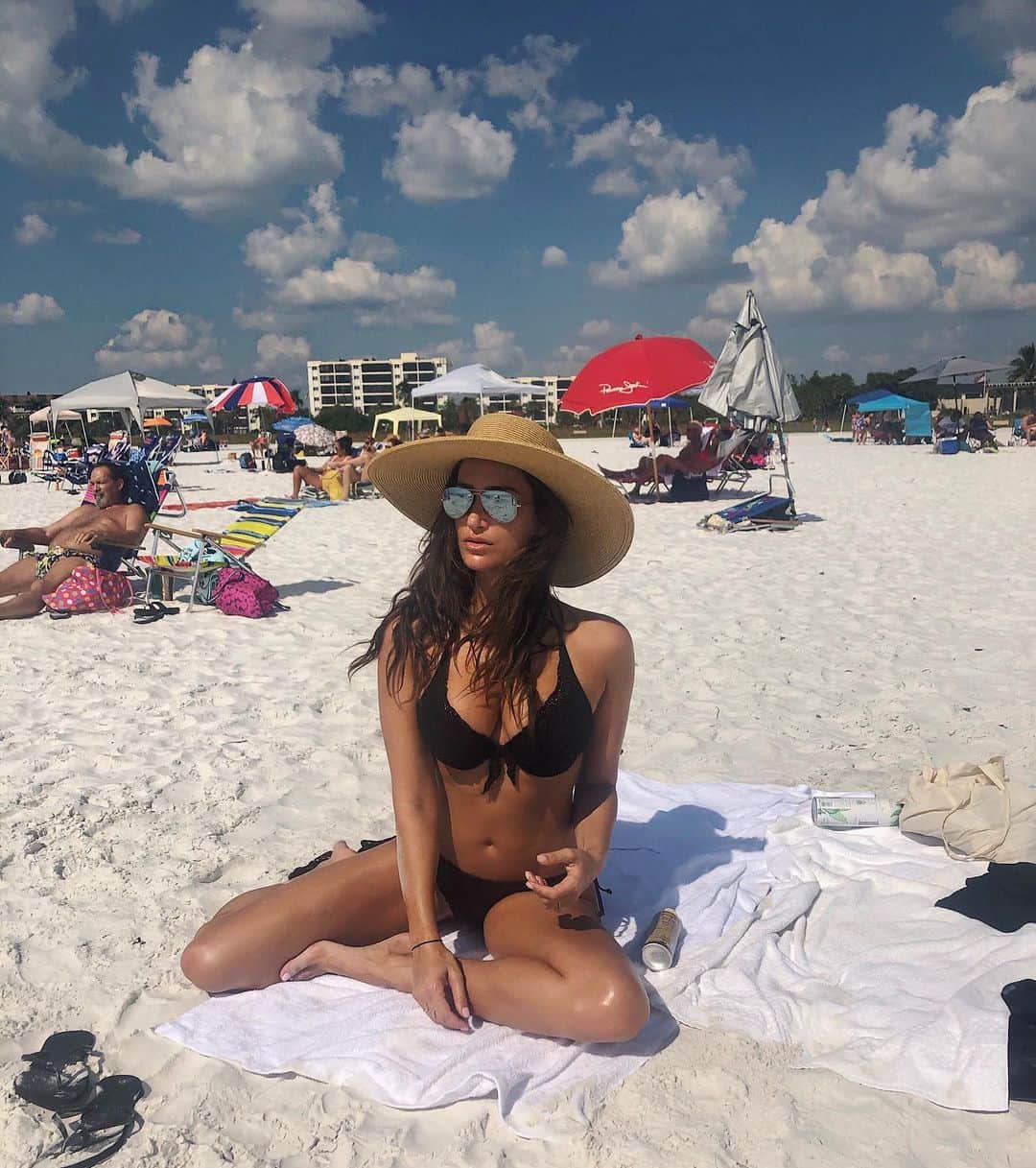 ドナ・フェルドマンのインスタグラム：「Needed this more than I even thought! So grateful that a job brought me to Florida this week so I could take time to discover the number one beach in America #siestakey with its powder white sand and calm incredibly healing water. .  Can I move here!? My goodness 🙌🏽 #godblessamerica #sarasota」