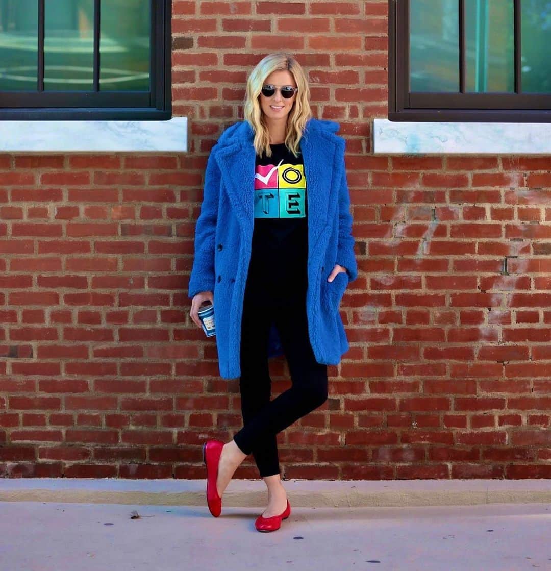 のインスタグラム：「@nickyhilton here to brighten our day and remind us all to VOTE!  The VOTE t-shirt is available at PrabalGurung.com, 15% of the price is donated to @whenweallvote」