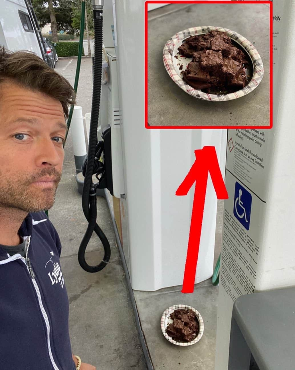 ミーシャ・コリンズさんのインスタグラム写真 - (ミーシャ・コリンズInstagram)「Look at this Random Act of Kindness!! Someone left a plate of brownies on the pavement at the gas station during COVID! Should I eat one?  EDIT: Apparently, some people think I should eat them. Luckily, my Instagram isn’t a democracy — but the US still is. Make sure it stays that way. VOTE! bit.ly/VoteOrgMC」10月18日 6時41分 - misha