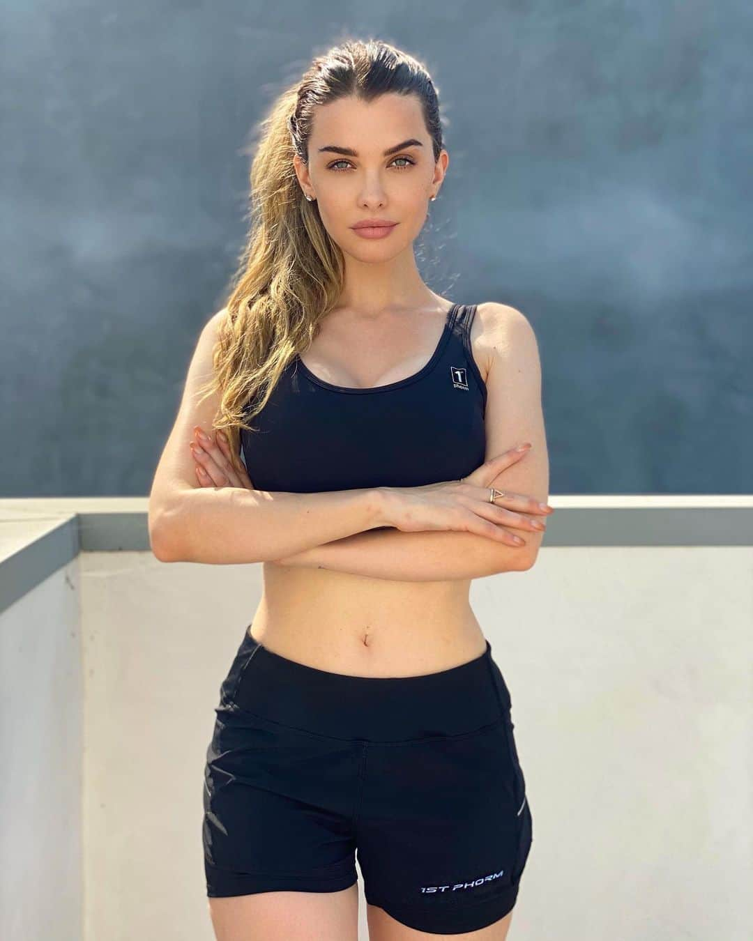 エミリー・シアーズさんのインスタグラム写真 - (エミリー・シアーズInstagram)「Getting most of my exercise outdoors this year. @1stphorm has cute outfit options that are practical for being outside in LA heat. The women’s eclipse shorts are my favourite because when I’m in public I don’t want to be self conscious nor do I want to deal with creeps. Sexy workout outfits are great for home or in the gym but I love the loose fit and under layer coverage in these ones. The women’s solstice sports bra is great for the same reason. It’s supportive and sexy but I don’t have to be distracted by people’s reactions or my shorts riding up my ass when all I want to do is focus on my cardio. . #iam1stphorm #1stphorm #workout #outdoorworkout #wedothework」10月18日 6時46分 - emilysears