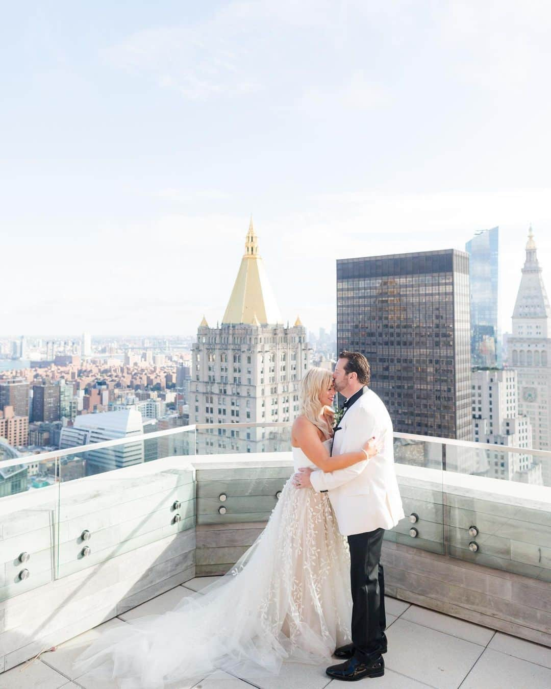 オスカーデラレンタさんのインスタグラム写真 - (オスカーデラレンタInstagram)「Newlyweds Katie and Dan celebrate their nuptials against the New York cityscape. Katie wears a tulle #odlrbridal gown with over 500 wisteria flowers that drape from the waist. Each branch was created with individually cut and folded silk organza and taffeta petals with a thread-embroidered edge, which accounts for over 120 hours of handwork. Photographed by @mekinasaylor.」10月18日 6時47分 - oscardelarenta