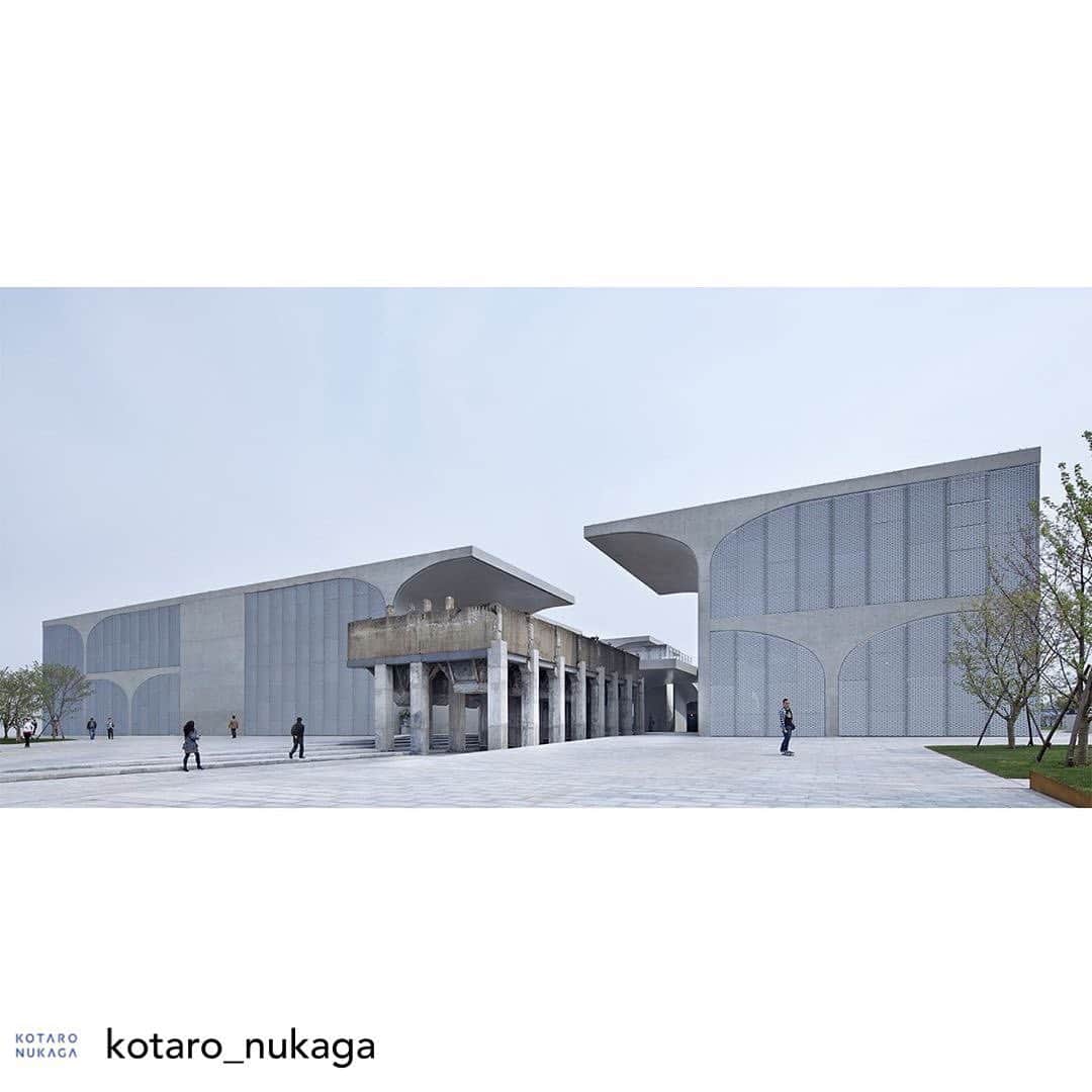 松山智一のインスタグラム：「In a few weeks, my next stop  #Repost @kotaro_nukaga   KOTARO NUKAGA is pleased to announce "Accountable Nature," Tomokazu Matsuyama's first solo exhibition in Shanghai China, at Long Museum West Bund starting November 12, 2020.﻿ ﻿ Long Museum West Bund is one of the museums founded by Chinese couple collectors, Mr. Liu Yiqian and his wife, Ms. Wang Wei. Mr. Liu and Ms. Wang have been collecting an immense range of works from traditional Chinese art, modern and contemporary Chinese art, "red classics," to contemporary art of Asia and Europe. While strengthening its local and cultural roots, the museum offers works that enrich a global perspective across history and culture. ﻿ ﻿ Xihui district was once an industrial area bustling with railroads, airports, cement, and aircraft factories. As the area adapted and survived different phases, including the Manchurian Incident and the Songhu Battle, the city flourished, becoming one of the world's leading and progressive cities. The old structure that contrasts the sophisticated exterior of Long Museum West Bund functioned as a "coal hopper" — it is also a relic from the past that has been observing the changes in history.﻿ ﻿ Long Museum West Bund is a space where different histories and cultures intersect, and new cultures and ideas are created. This exhibition at the museum will definitely be a crucial milestone in Matsuyama's artistic journey.﻿  松山智一による中国本土初の個展「Accountable Nature」が2020年11月12日から上海の龍美術館西岸館で開催されます。﻿ ﻿ 龍美術館西岸館は世界的に著名なアートコレクターの夫妻であるリュウ・イーチェン(Liu YiQuan)氏とワン・ウェイ(Wang Wei)氏が創立した美術館のひとつです。夫妻は伝統的な中国美術作品をはじめ、国内のモダンアートや現代美術作品、「紅色経典」と呼ばれる古典作品、またアジアやヨーロッパを中心とする現代作品など、幅広いジャンルと膨大な作品の数々をコレクションしています。地域や自国に根ざしながら、時代や文化を超えた様々な作品をグローバルな視点で鑑賞できる美術館となっています。﻿ ﻿ 西岸館が位置する西岸のエリアはかつて鉄道や空港、セメントや飛行機工場などが並ぶ歴史ある工業地帯でした。満州事変、第二次上海事変を経て一帯の用途は時代によって変化し、街は凄まじい発展を遂げました。龍美術館の洗練された外観の中でも目を引く古びた建物もかつては石炭の運搬に使われた一部で、歴史の移り変わりを見てきたそのひとつです。﻿ ﻿ 様々な時代や文化が交差し、その上にまた新たな文化を作り出す場である龍美術館での展覧会は、松山にとり﻿重要なマイルストーンになるでしょう。﻿  #tomokazumatsuyama #松山智一 #museum #exhibition #Shanghai #longmuseum #龙美术馆」