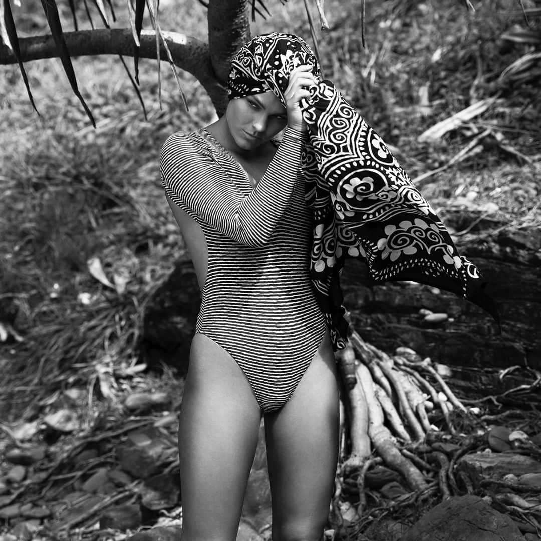 フェリシティー・パルマティアーのインスタグラム：「Wrap it up 🖤 @jenniferstenglein」