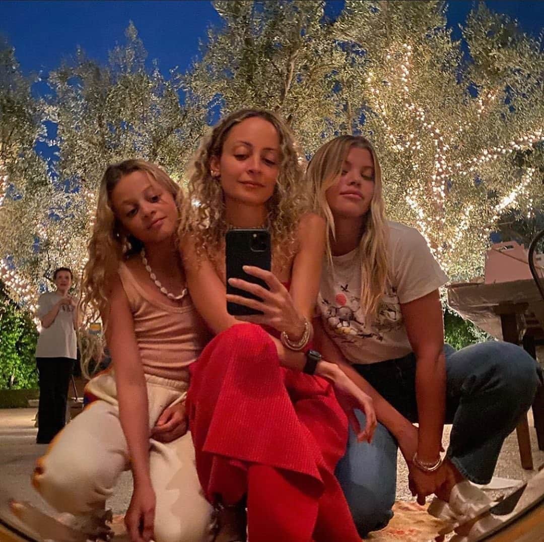 People Magazineさんのインスタグラム写真 - (People MagazineInstagram)「Nicole Richie, her sister Sofia Richie, and her daughter Harlow, 12, posed for a sweet family selfie together. ❤️ “Who’s who anymore," Nicole's husband Joel Madden captioned the photo.  #Regram @joelmadden」10月18日 6時58分 - people