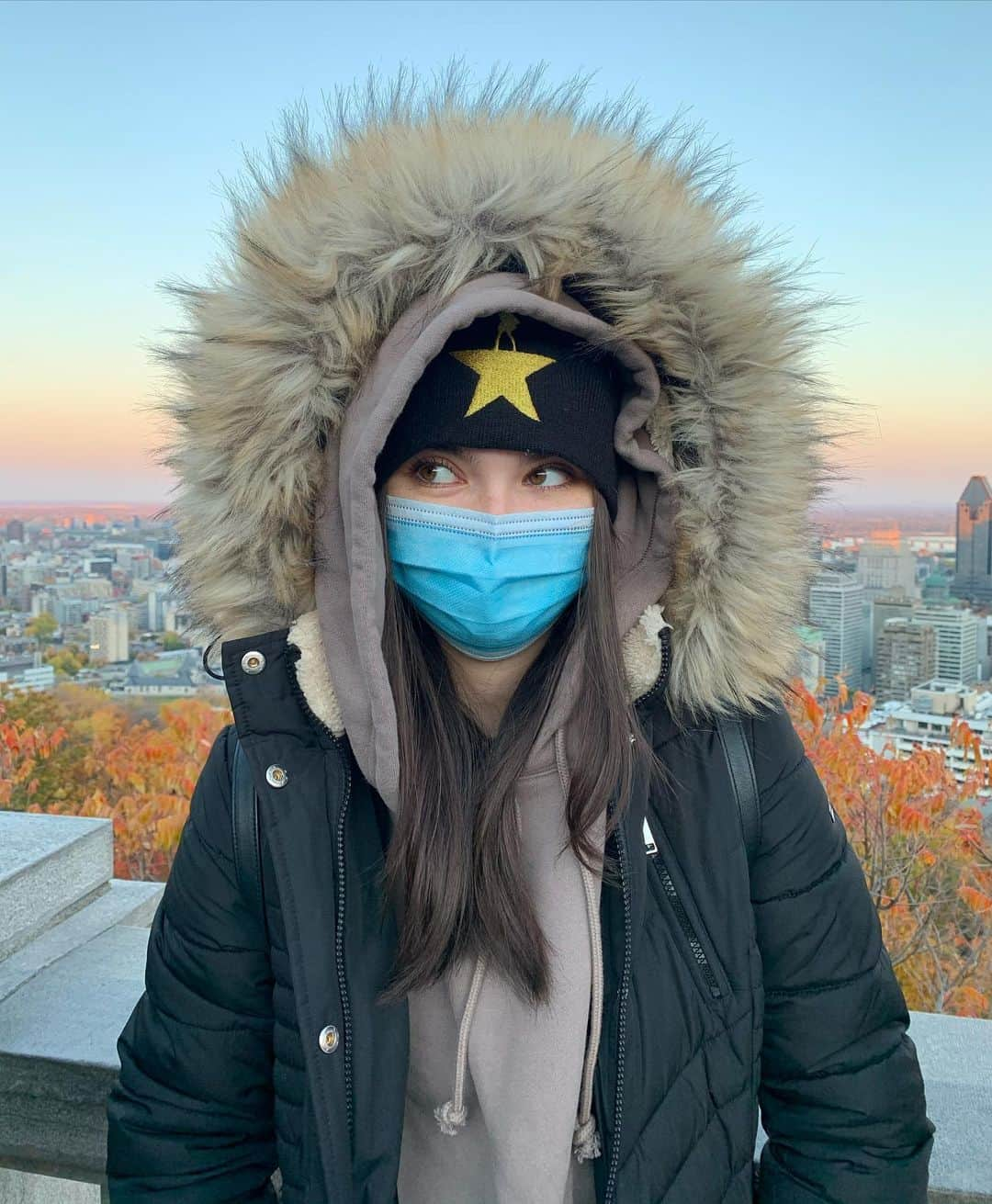 ランドリー・ベンダーさんのインスタグラム写真 - (ランドリー・ベンダーInstagram)「Between covid and hypothermia ur girl’s not taking any chances」10月18日 6時58分 - landrybender