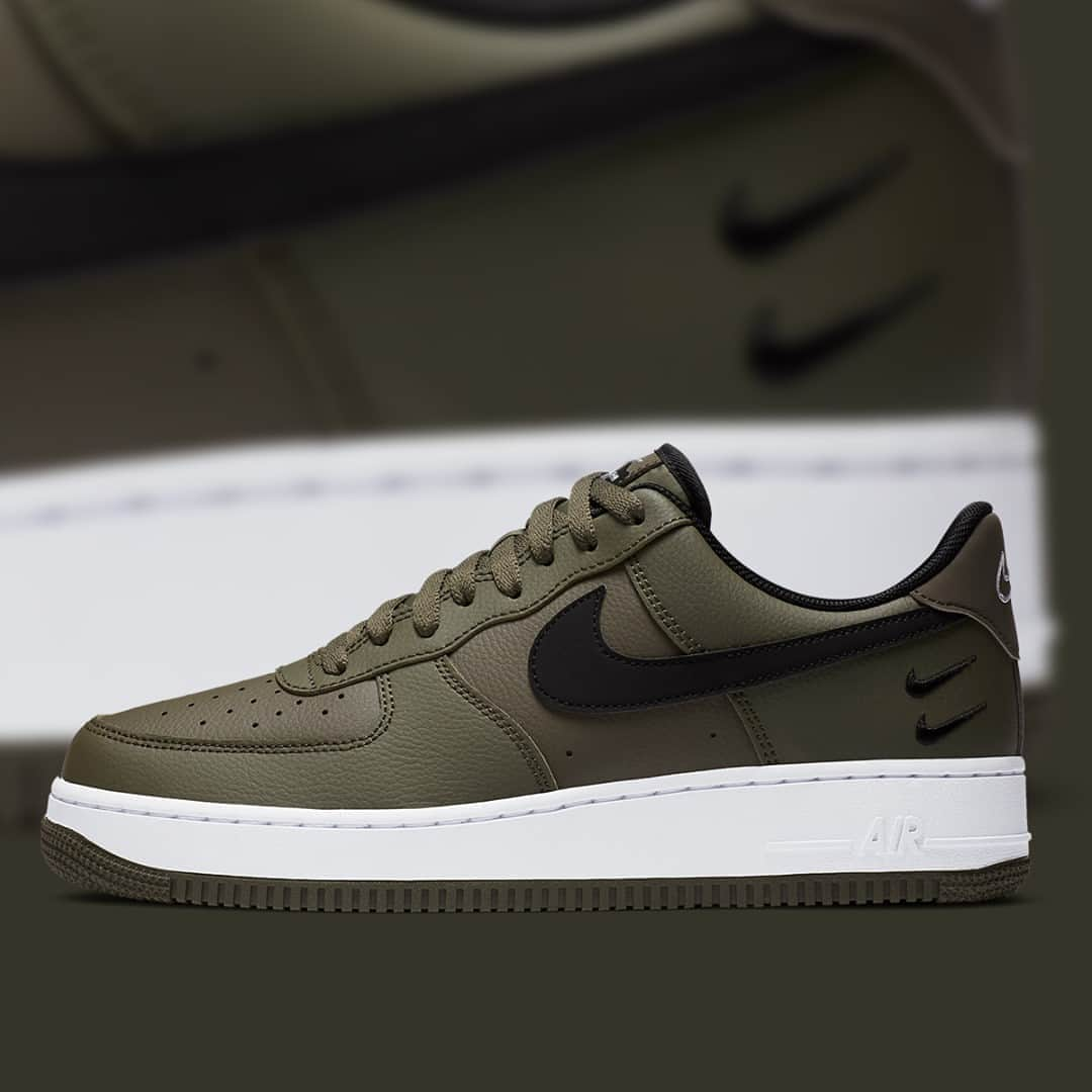 Sneaker Newsさんのインスタグラム写真 - (Sneaker NewsInstagram)「The Nike Air Force 1 Low receives a subtle yet bold touch of logo enhancement via the miniature Swoosh hits on the heel. Tap the link in our bio to get a closer look at this olive green pair.」10月18日 7時01分 - sneakernews