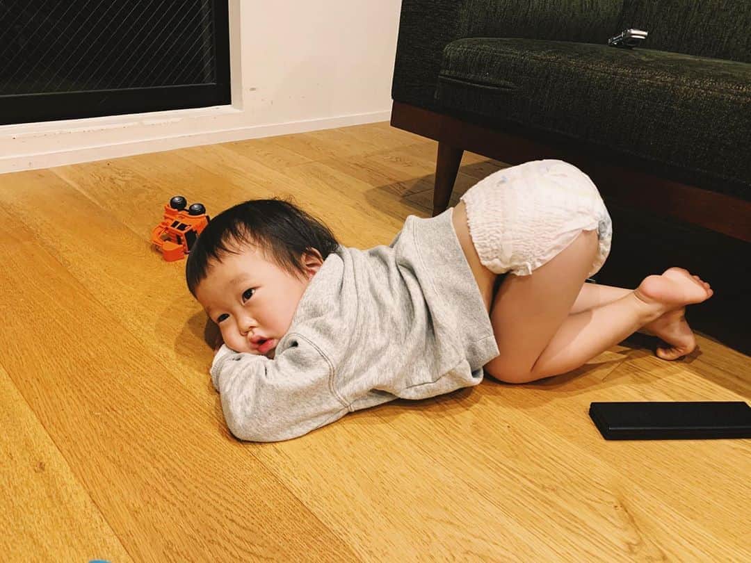 花盛友里のインスタグラム：「うちのダウンドックちゃん♡ ２歳になったけどおむつ外れる気配ゼロ。  トイトレも考えたけどオムツしてる大人なんていないしまぁええわ！ってなりました。みてよ、このお尻、可愛すぎでしょ！  トイトレする方がストレスだわ。 できないことはやらない、がストレス溜めずに育児する方法！な、はず。ということにして、楽してやってこー！」