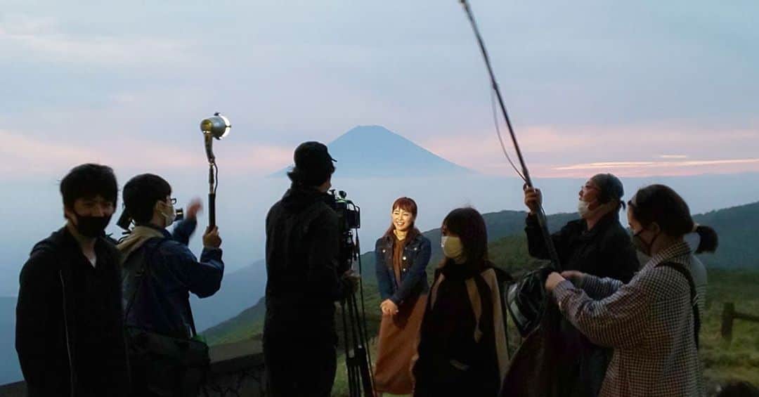 新井恵理那さんのインスタグラム写真 - (新井恵理那Instagram)「旅の最後は【駒ヶ岳ロープウェー】で山頂へ！標高1327メートルから見える芦ノ湖はとっても澄んでいました…☆ 雲や霧がかかってずっと見えなかった富士山が突然姿を現したときは、全員大興奮！でした！(≧∀≦) #じょんのび日本遺産 #箱根 #旅行 #駒ヶ岳ロープウェー #新井恵理那 #centforce」10月18日 7時27分 - elina_arai