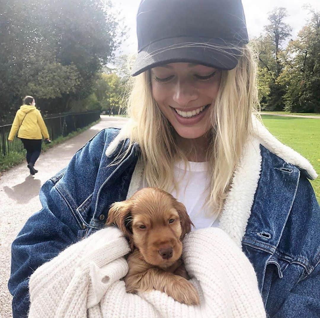 Just Jaredさんのインスタグラム写真 - (Just JaredInstagram)「So cute! @margotrobbie has shared a photo of her adorable new puppy! #MargotRobbie Photo: @margotrobbie」10月18日 7時25分 - justjared