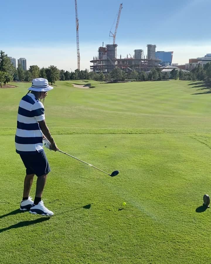 タイガのインスタグラム：「Tyga plays golf and the whole world watches lol」