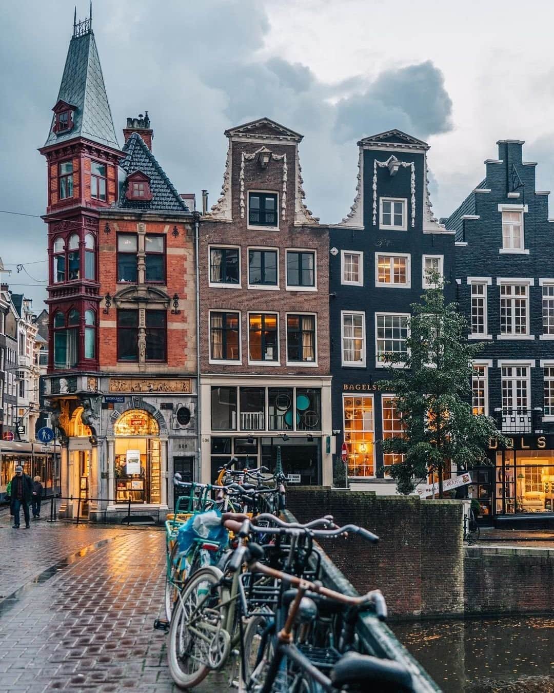 Travel + Leisureさんのインスタグラム写真 - (Travel + LeisureInstagram)「📍 Amsterdam, Netherlands... Colorful, quirky and charming, Amsterdam has 17th century buildings, canals, and bicycles whizzing by. Thinking of visiting when travel is safe again? Find out everything you need to know about one of Europe's most popular cities at the link in bio. #tlpicks courtesy of @sebasvisuals」10月18日 7時31分 - travelandleisure