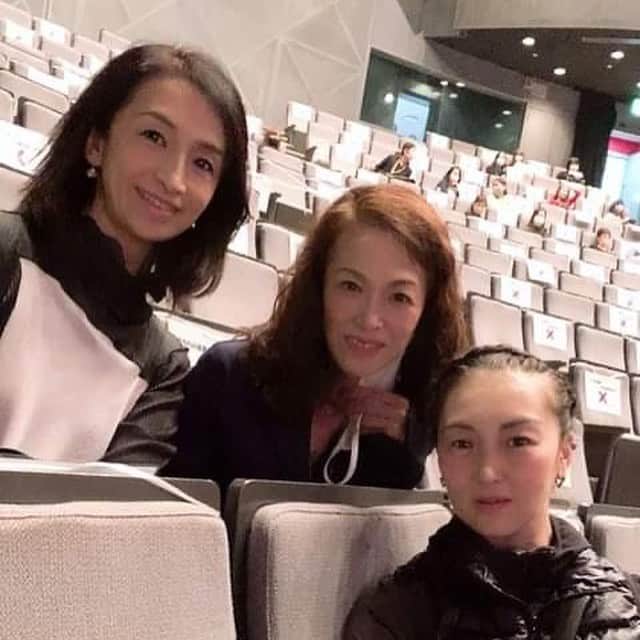 のインスタグラム：「湘南バレエコンペティションの、審査員を務めさせていただいています❣️ @shonanballet   森本由布子さん、平山素子さんと💘 一年ぶりとか、会ってまだ数回だったとしても、同じ世界の住人として、直ぐに会話が弾みます✨ 魅力溢れる先輩と同輩💖多分、丸一日話していられると思う（笑）  昨日の審査員メンバー 審査委員長の佐藤崇有貴さん、森本由布子さん、針山愛美さん、伊藤友季子さんと。  点数を付けたものの集計後に、今一度審査員全員で話し合い、順位を確認し、審査員特別賞を決めるというクリアな審査法✨✨✨  真摯にバレエに取り組み、挑んでいる参加者の皆さんの未来を想像し、先輩としての愛情を注げる、素敵なコンペティションです😊💕  今日もこれから湘南へ向かいます☀️💓  #Ballet #Dancer #バレエ #バレエダンサー #芸術 #芸術観賞 #舞台 #stage #美の世界 #Iwaki Ballet Company #バレエスタジオ #バレエ教師 #バレエ教室 #美しい #楽しい #人生 #コンクール #コンペティション #審査員 #湘南バレエコンペティション」