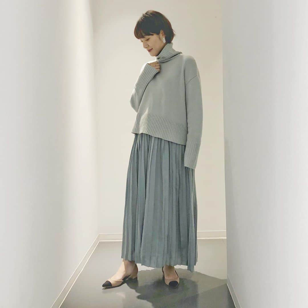 吉田明世さんのインスタグラム写真 - (吉田明世Instagram)「最近の衣装💫 1… ✴︎knit & skirt✴︎ @norc.jp   2… ✴︎pierce✴︎ @elaborate_complex  ✴︎ring✴︎ @refaire.tokyo  3… ✴︎tops & skirt✴︎ @gallardagalante   ✴︎pierce & ring✴︎ @mariha_official   ✴︎shoes✴︎ @ginza_washington   すっかりお腹が大きくなってきましたが、 @norc.jp のお洋服はLサイズがあるので助かります💛 素敵な洋服を持ってきてくれるスタイリストさんに感謝です🌼  そして！今日は TBSテレビ「サンデージャポン」 夜7時からの TOKYO MX「映画『きみの瞳が問いかけている』公開記念スペシャル」にそれぞれちょこっとお邪魔しております。 お時間ある方は、もしよろしければぜひ🙋‍♀️  #衣装　#秋服　#ニット #マタニティコーデ  #マタニティ」10月18日 7時39分 - akiyo0414