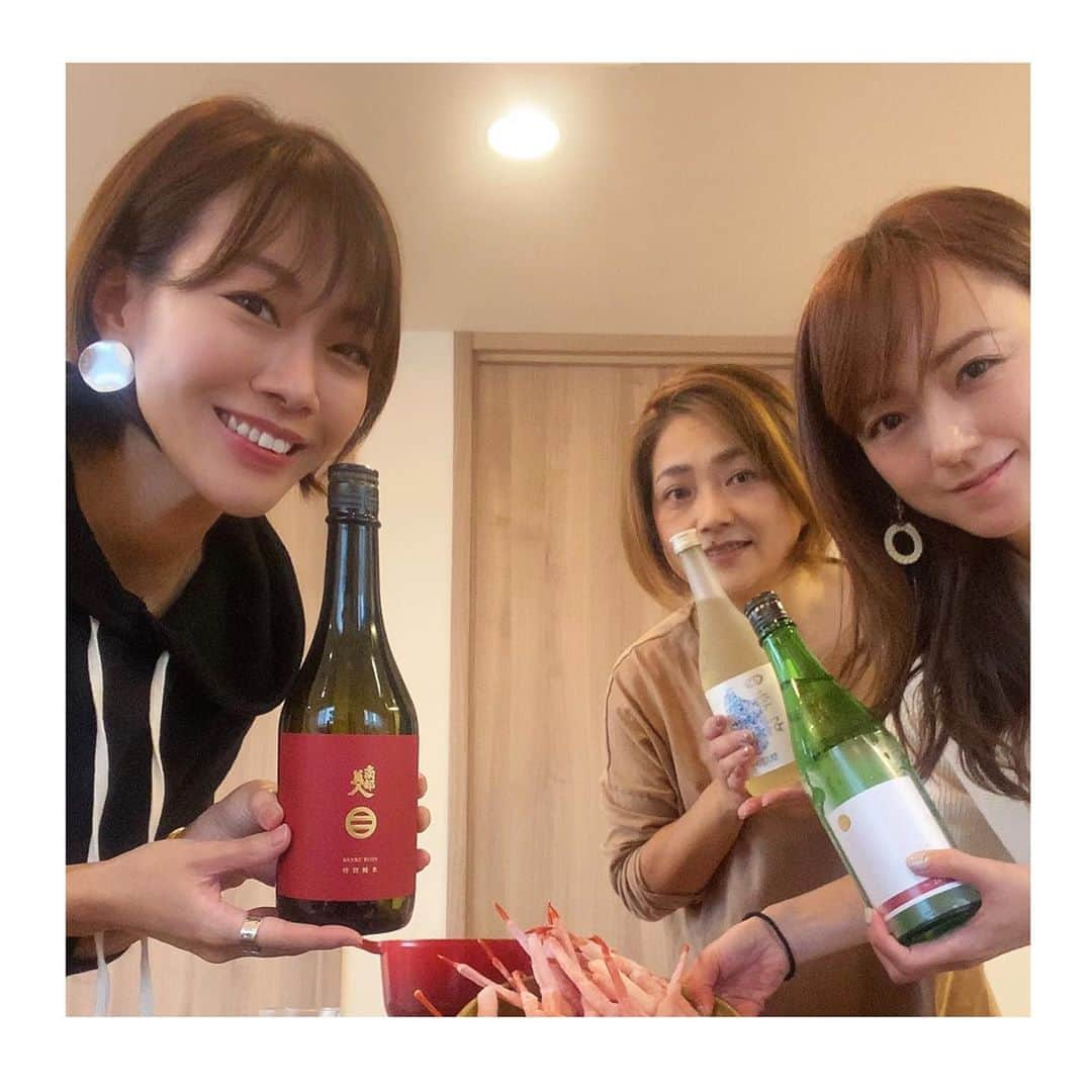 高木沙織さんのインスタグラム写真 - (高木沙織Instagram)「昨日の三姉妹会は 蟹しゃぶ&日本酒🦀🍶 * 康代ねーちゃんの素敵なテーブルコーディネートと美味しいお料理🤤 料亭•康代。 本当にお店みたい。 くみねーちゃん、雨の中バス停まで走ってくれてありがとうございました！ 私、ちょっと手を抜きました。 * 『南部美人』で升酒も最高💖 * 居心地が良いを超えて 当たり前にそこにいられる。 * #土曜日 #土曜日の夜 #土曜の夜 #三姉妹 #蟹 #蟹しゃぶ #蟹🦀 #日本酒 #鍋 #料亭 #たべすたぐらむ #ごはん #南部美人 #foodstagram #saturday」10月18日 7時40分 - saori_takagi