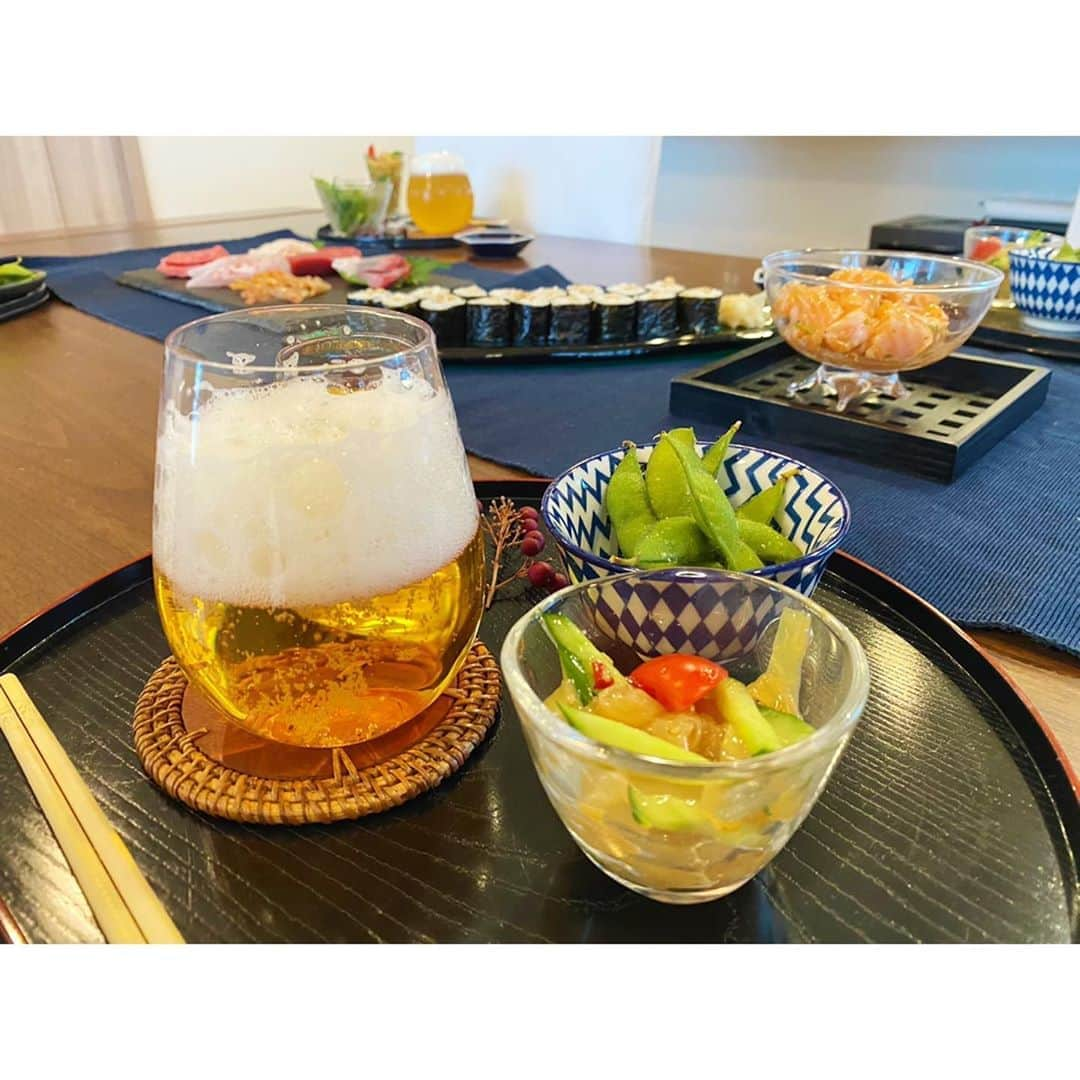 高木沙織さんのインスタグラム写真 - (高木沙織Instagram)「昨日の三姉妹会は 蟹しゃぶ&日本酒🦀🍶 * 康代ねーちゃんの素敵なテーブルコーディネートと美味しいお料理🤤 料亭•康代。 本当にお店みたい。 くみねーちゃん、雨の中バス停まで走ってくれてありがとうございました！ 私、ちょっと手を抜きました。 * 『南部美人』で升酒も最高💖 * 居心地が良いを超えて 当たり前にそこにいられる。 * #土曜日 #土曜日の夜 #土曜の夜 #三姉妹 #蟹 #蟹しゃぶ #蟹🦀 #日本酒 #鍋 #料亭 #たべすたぐらむ #ごはん #南部美人 #foodstagram #saturday」10月18日 7時40分 - saori_takagi