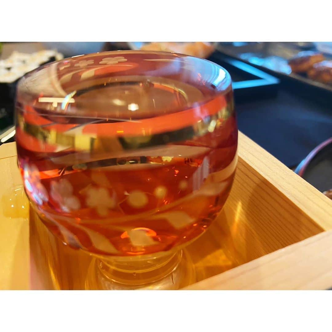 高木沙織さんのインスタグラム写真 - (高木沙織Instagram)「昨日の三姉妹会は 蟹しゃぶ&日本酒🦀🍶 * 康代ねーちゃんの素敵なテーブルコーディネートと美味しいお料理🤤 料亭•康代。 本当にお店みたい。 くみねーちゃん、雨の中バス停まで走ってくれてありがとうございました！ 私、ちょっと手を抜きました。 * 『南部美人』で升酒も最高💖 * 居心地が良いを超えて 当たり前にそこにいられる。 * #土曜日 #土曜日の夜 #土曜の夜 #三姉妹 #蟹 #蟹しゃぶ #蟹🦀 #日本酒 #鍋 #料亭 #たべすたぐらむ #ごはん #南部美人 #foodstagram #saturday」10月18日 7時40分 - saori_takagi