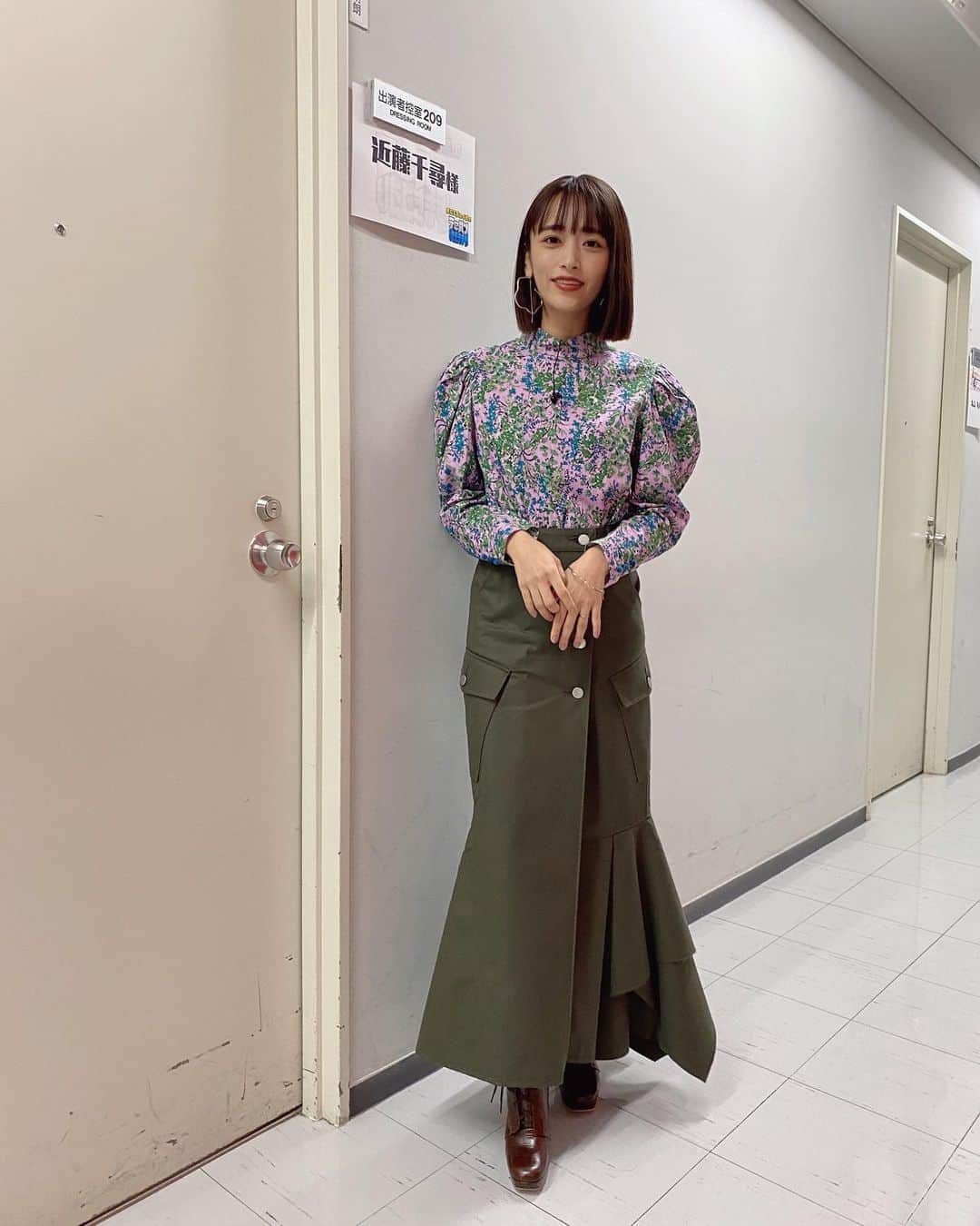 近藤千尋のインスタグラム：「おはようございます☀😍 昨日の収録衣装です👚 #華丸大吉千鳥のテッパンいただきます  沢山笑いました😂😂 放送日はまた告知します🐒 #ちぴちゅーぶ #鞄の中身を紹介 #配信されました ❤️」
