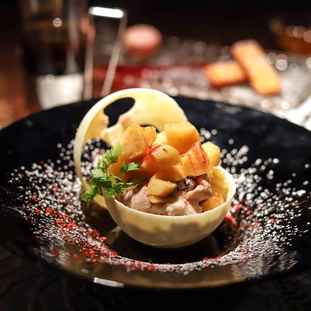 きょん。さんのインスタグラム写真 - (きょん。Instagram)「.  .  Sweets&bar Mont Pignon @sweetsbar_mont_pignon  ドーム型の ホワイトチョコに 桃の果肉やアイスムースを 閉じ込めた "エクランブラン”。  別添えの フルーツソースをかけると 甘味に活気がプラス🍑  #モンピニョン#スイーツバー #sweets#bar#神戸バー」10月18日 7時48分 - kyon_tokiiro