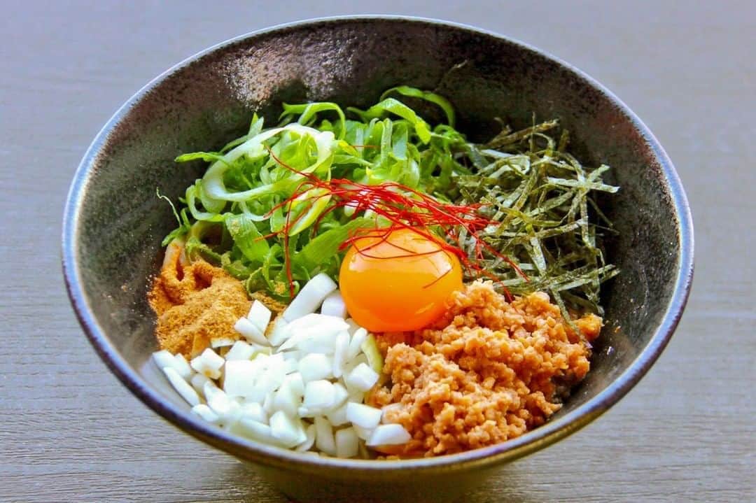 のインスタグラム：「【麺処むらじ祇園本店に、混ぜ麺 登場！】  最近ブームな混ぜ麺が、麺処むらじ祇園本店に登場しております！ ゴロッと入った玉ねぎがアクセントとなった、満足度の高い逸品となっておりますよ。 一度食べるとリピート間違いなし！  麺処むらじの混ぜ麺は、デリバリーサービス「HELP!」の経由のご注文で ご自宅でもお召し上がりいただけるようになっております！  #麺処むらじ #むらじ #ラーメンむらじ #ラーメン #京都ラーメン #ラーメン京都 #麺処むらじ #ラーメン大好き #麺スタグラム #麺活 #日本酒 #飲み比べ #京都グルメ #京都麺活 #京都のうまいもん #ランチセット #京都 #そうだ京都行こう #kyoto #ramen #ramennoodles #ramenlover #kyotojapan #デリバリー #混ぜ麺」