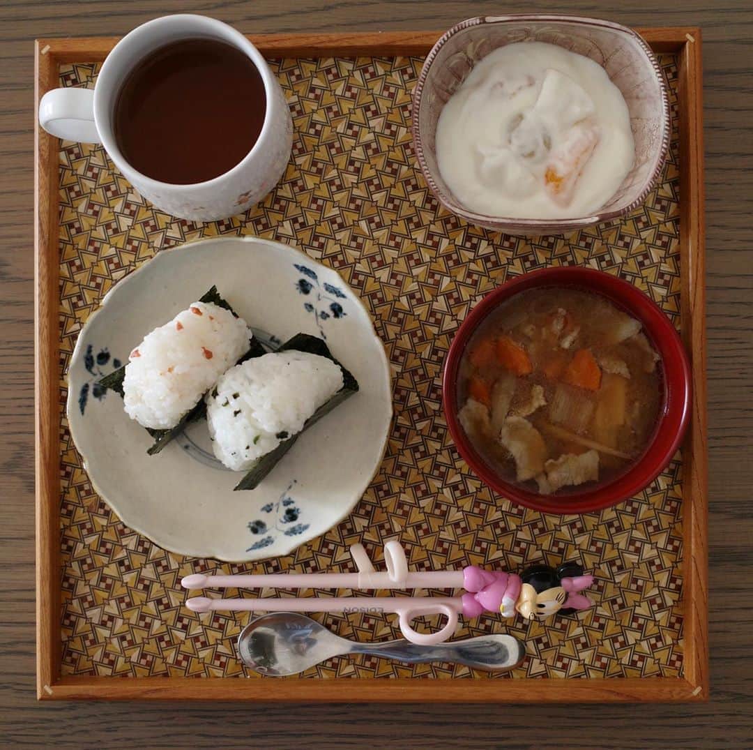 高垣麗子さんのインスタグラム写真 - (高垣麗子Instagram)「・ ・ ・  今朝の娘ごはん  新米のおむすび 豚汁 フルーツ入りヨーグルト  昨日は、夕飯を食べず爆睡した娘💤 いっぱい寝た分朝から元気いっぱい！  今日は何をして過ごそうかね😌  ・ ・ #朝ごはん #娘ごはん」10月18日 8時09分 - reikotakagaki