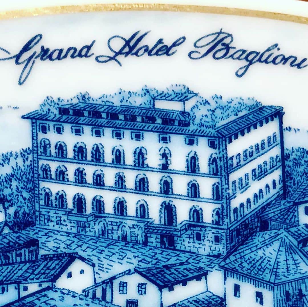 羽原信義さんのインスタグラム写真 - (羽原信義Instagram)「2013年フィレンツェのホテルバリョーニに宿泊した際、レストランで使われていたお皿に一目惚れして特別に売ってもらいました。 周囲にフィレンツェの景色が見渡す感じで描かれており、ホテル自体も名前とともに記載されているので、ホテルがドイツのメーカーに発注したオリジナル品なのかもしれません。 とても良い旅の記念になりました。」10月18日 8時09分 - nobuyoshi_habara