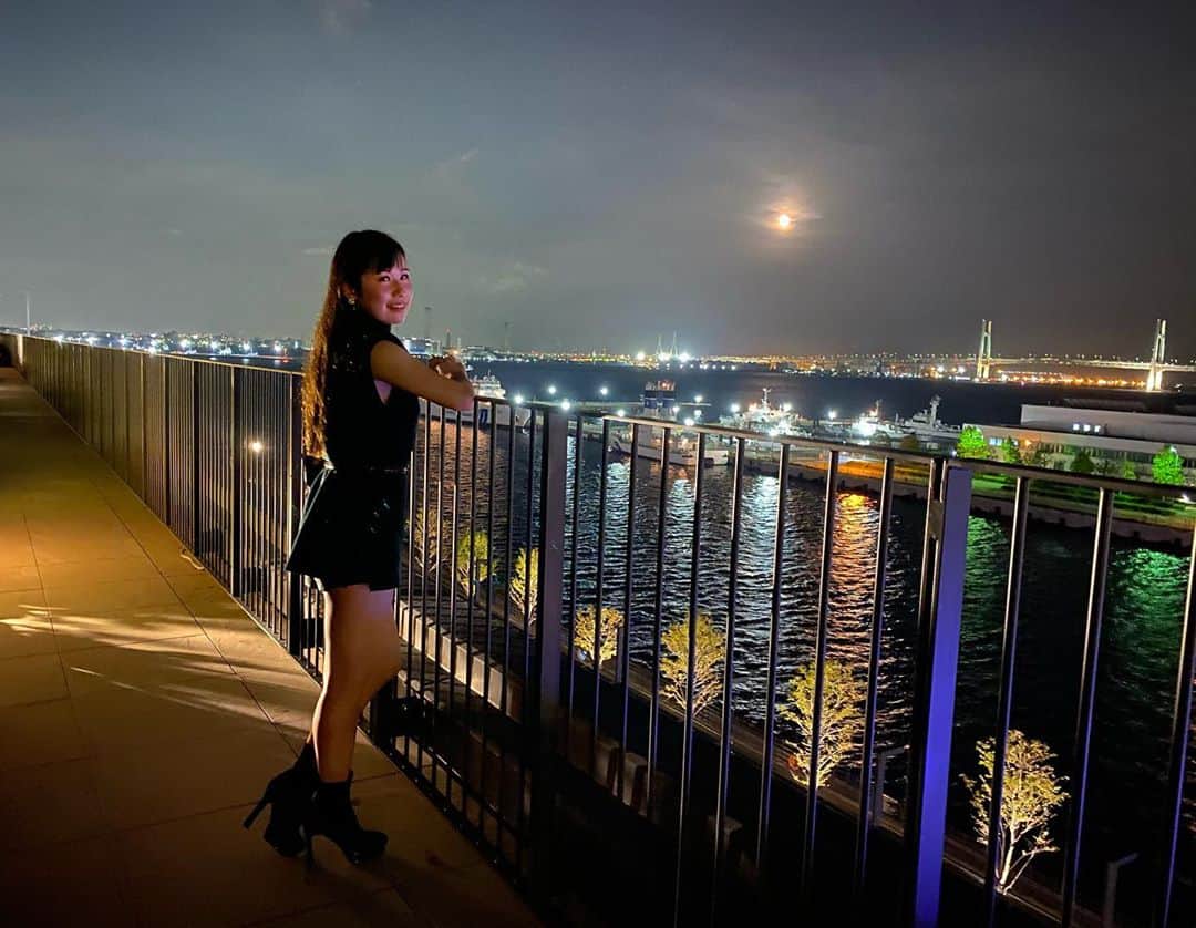 のインスタグラム：「綺麗🌛✨﻿ 夜のルーフトップからの眺めも、素敵でした😌💕﻿ ﻿ #nightview #夜景 #インターコンチネンタル横浜pier8 #intercontinental #みなとみらい #photo #likeforlikes  #photooftheday #instagood #igers #좋아요 #写真好きな人と繋がりたい #여행 #sexy #followｍe #follow #instalike #photooftheday ﻿ #景色 #moon #rooftop #beautiful #景色好きな人と繋がりたい  #happy #sky #skyphotography #instagramjapan #lightup  #夜景ら部 #clublounge﻿」