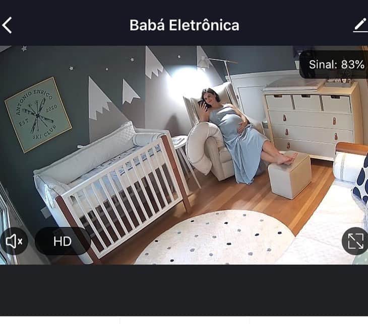 ステファニー・ブリットのインスタグラム：「Ando muuuuita apaixonada  pelo  quartinho do Enrico, que com certeza vai ser o lugar que mais ficarei na casa com meu bebezinho e já virou meu lugar preferido no mundo!!! 💙Tudo foi pensado nos mínimos detalhes e todos os móveis + papel de parede são da @lilibee. Pra quem não conhece a Lilibee é uma loja de móveis e enxovais de bebê, eles tem literalmente tudo pra quarto de bebê, desde a cadeira de amamentação até a caminha da baba, papel de parede, enfim... Muito amor mesmo, mostrei detalhes nos stories e tem cupom de desconto - STHEFANY10 pra quem tá gravidinha e tb tá procurando uma empresa pra montar o quartinho do baby. ✨Obrigada @lilibee por tanto carinho com nosso quartinho e por tornar um sonho realidade!   Projeto: @arqexpress.rj  Móveis / Papel de Parede / Kit Berço / Poltrona: @lilibee」