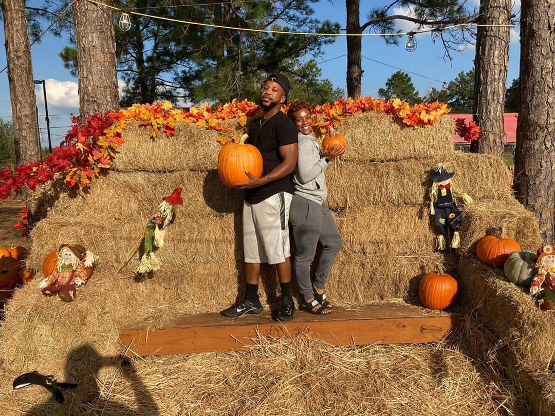 デズリア・ブライアントのインスタグラム：「Can you believe that this was my first time going to a pumpkin patch lol well the first time I can actually remember !! So much fun and even better to have my hubby with me🥰 @moore_rhythm_」