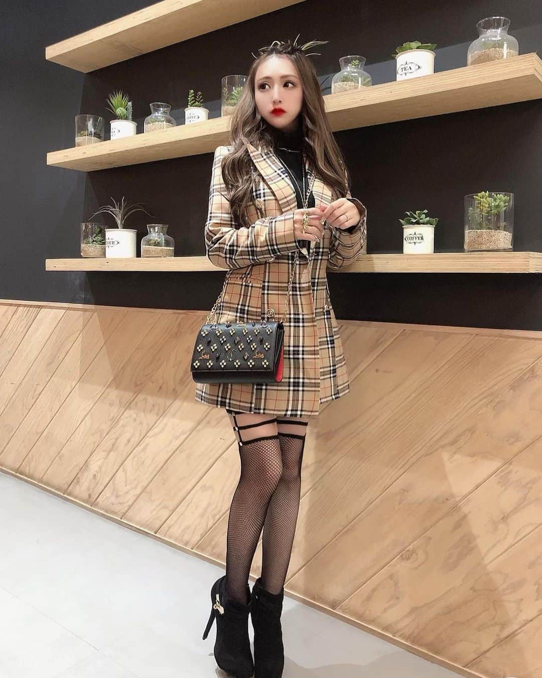 のインスタグラム：「全身コーデ🖤 @riina_couture のチェックセットアップ💕 ジャケットの季節が来たからやっと着れて嬉しい😆💓 今回は黒タートルで合わせたから、次は白で合わせてみようかな🤔💕 そしてマツエク事情はコチラ 👇👇👇 デザイン詳細 上まつ毛 長さ  6→7→9㎜(D→cc.cカール) 太さ  0.10㎜ 本数  200本 FFラッシュ使用 担当 @hika.y6 hika.y6 【さくりなのSNS見ました！で 全メニュー最安値になります✨ さらに！！ 今だけご新規様限定で 当日予約に限り全メニュー50%OFFです✨ オフ、コーティング初回無料となります！】 との事なので、もし予約するなら是非💋 ちなみにカラコンは @dearqueen.jp のラブブラウン👁✨ 今回の髪は @ankhcross_raft でセットしてもらいました🖤 前髪ゆる編アレンジ✨ この髪型好き😌 今後は巻きおろし以外も色々やってもらおーっと🤩  #ootd#code#codenate#全身コーデ#ジャケットコーデ#チェック柄#セットアップ#マツエク#カラコン#hair#make#hairmake#前髪アレンジ」