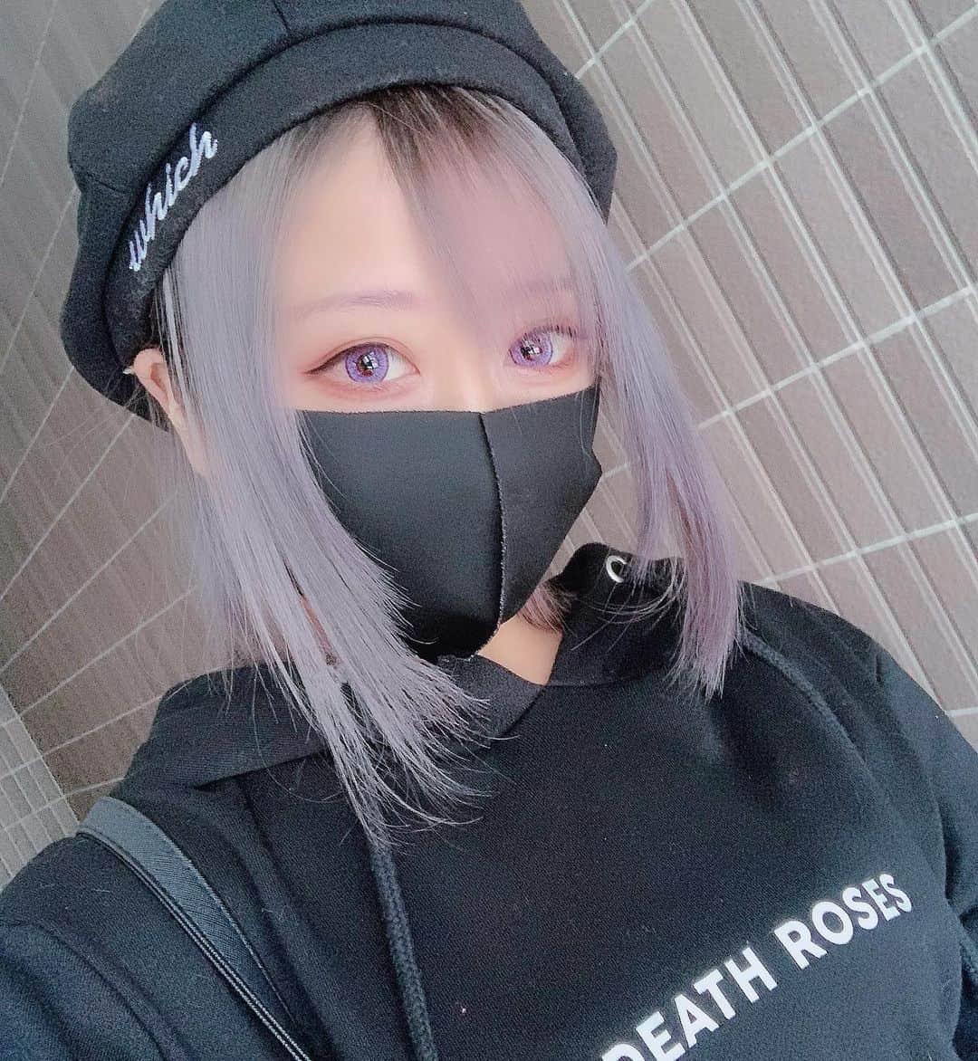 若月雅のインスタグラム：「最近寒くなってきたねー(´∀｀) KRYが着れる季節だ🍁✨✨ . . #派手髪 #kryclothing  #地雷メイク  #autumn #fashion #💄」