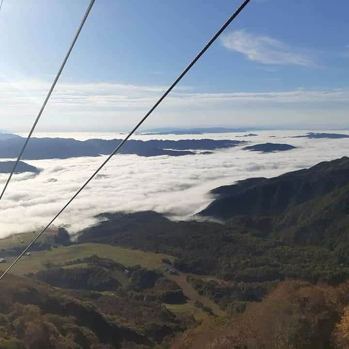 栂池高原スキー場さんのインスタグラム写真 - (栂池高原スキー場Instagram)「おはようございます‼️ ゴンドラ山頂の気温は5℃です！ 朝イチのゴンドラ山頂の景色ですが、雲海です。🎵 三段紅葉も綺麗ですよー ご来場お待ちしています。 https://www.tsugaike.gr.jp/   #栂池 #栂池高原スキー場 #tsugaike #栂池自然園 #白馬つがいけwow #高山植物 #栂池自然園 #トレッキング #夏山 #花　#山　#栂池高原　 #北アルプス　#後立山連峰 #白馬 #白馬連峰 #青空 #避暑地 #避暑 #greenseason #summer #trecking #hakuba  #tsugaike #tsugaikekogen ##小谷村 #山ガール #長野 #美しい場所」10月18日 8時35分 - tsugaike_kogen