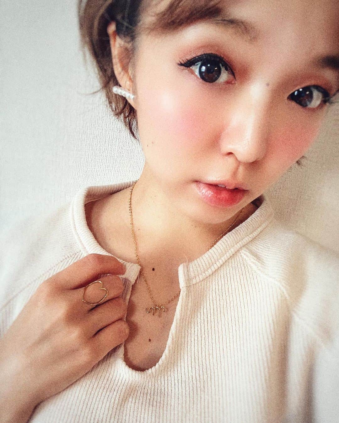 のインスタグラム：「@herbringonline  ペンダントMも、リングと重さねて❤︎ 息子のイニシャルにしようかと思ったけど、そのうち嫌がられそうなので（笑）長く使えるよう、自分のイニシャルで🤣  #herbring#ハーブリング#プチプラ #重ね付けリング #ナチュラルリング #シンプルリング#指輪 #リング #アクセサリー　#pr #ママコーデ #男の子ママ  #新米ママ #新米ママと繋がりたい  #おしゃれさんと繋がりたい  #おちびコーデ  #148cmコーデ  #低身長コーデ #低身長の人と繋がりたい  #新米ママ #新米ママと繋がりたい  #産後8ヶ月  #読モ #今日のコーデ #ootd #コーディネート #読者モデル #おちびコーデ  #おちびの輪 #フォロワー募集中」