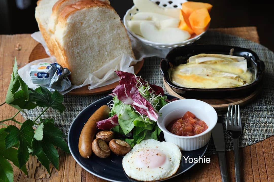 草間淑江さんのインスタグラム写真 - (草間淑江Instagram)「みなさまおはようございます！    １０月１８日の朝です。  今朝は、目玉焼き、サラダ、チコリのチーズグラタン、食パン、メロウリッチ＆柿。  日曜日はパンとコーヒーが落ち着きます。  今日は木村屋さんのもっちもっち食パン。  おかゆや酒種、りんご酢などが入った食パン。  焼いてバターを塗っていただきましたがほんともちもちでした。  今朝も感謝して。  ごちそうさまでした。    さて、東京は朝から晴れ間が見えてます。  よーし、洗濯だ！  みなさま素敵な日曜日をお過ごし下さい♡   #朝食#日曜日の朝#休日朝ごはん#パンとコーヒー#目玉焼き#ちこりのチーズ焼き#木村屋の食パン#もっちもっち食パン#柿#メロウリッチ#朝の果物は金 #今朝も感謝して#ご馳走さまでした🙏」10月18日 8時50分 - yoshie_kusama