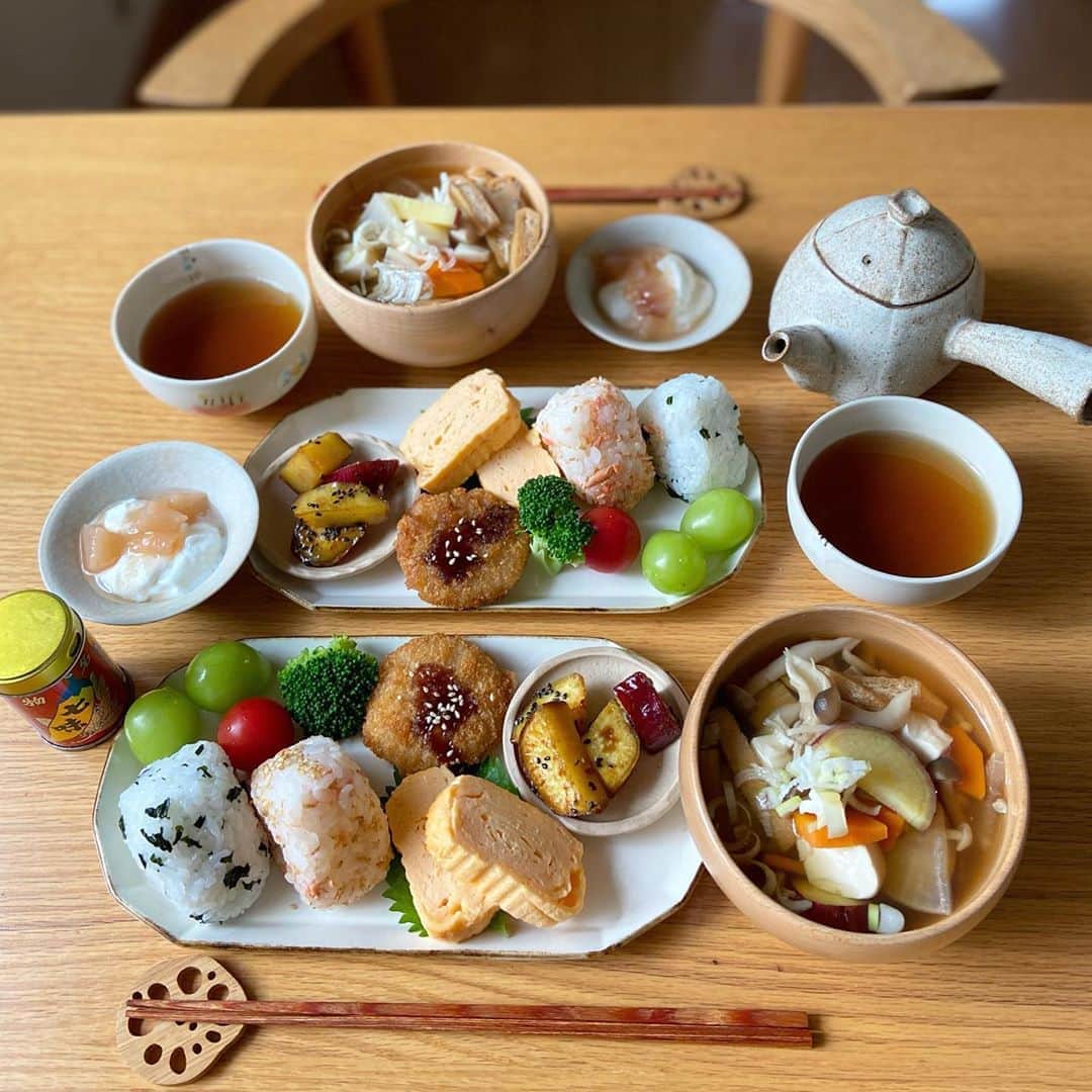 のインスタグラム：「2020.10.18  おはようございます  今日のあさごはんは  ・わかめ&鮭ごまおにぎり ・きのこさつまいも汁 ・だし巻き玉子 ・大学芋 ・ひとくちカツ ・シャインマスカット ・桃ジャムヨーグルト  お弁当作りにつき 朝ごはんにも登場で。  昨日久々コストコに行き、 色々仕入れてきました。 シルクスイートというさつまいもも 買ったのでしばらくお芋祭かな。 甘くてなめらかな舌触り、 美味しい✨✨  晴れましたね。 午後から練習試合を 観に行く予定なので 午前中は走りに行こう〜  #あさごはん#朝ごはん#朝食#和食#おにぎり#きのこ汁#シルクスイート#大学芋#うつわ好き#めいぼく椀#アトリエキウト#桑原典子#宮崎和佳子#お弁当スライド#お弁当おかず#breakfast#morning#cooking#japanesefood#onigiri#onigiriaction#igersjp#locari#おうちごはん#おうちごはんlover#フーディーテーブル#朝時間#朝美人アンバサダー」