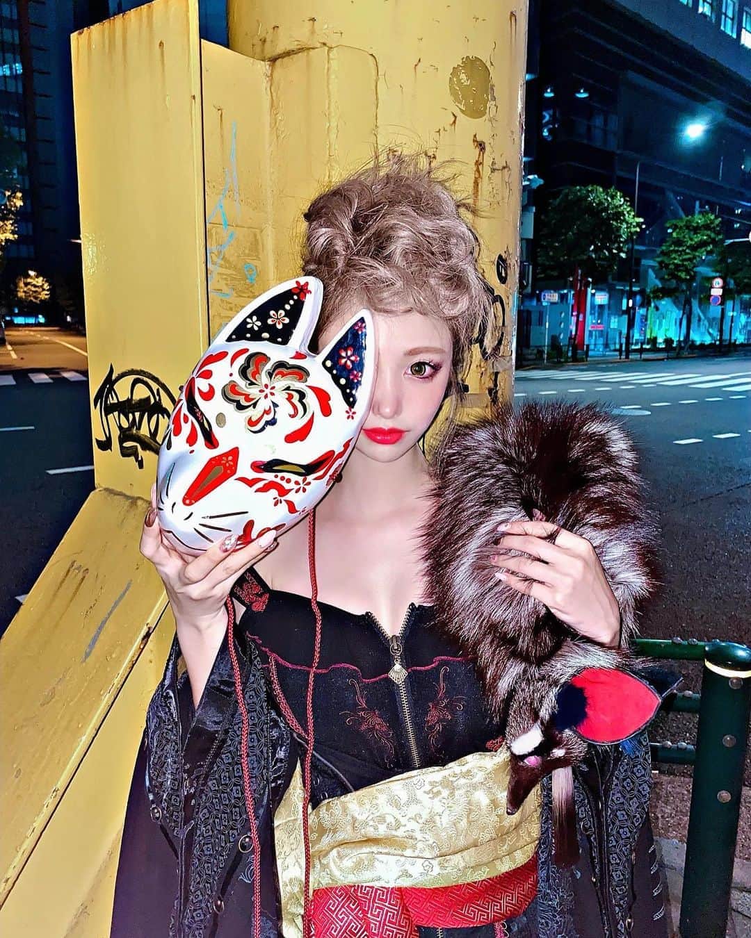 のインスタグラム：「🧡ご報告🧡 以前からお知らせしていました 初のデジタル写真集 【NobodyS】が10/17昨日付けで発売となりました！！！ ． なんと驚愕の約270ページ🥺 お値段は1250円です💥💥💥 Amazonで発売中です✨ Kindleで読めます！！！ ． テーマが7つあり、 私服、水着、花魁、ドレスなどたくさんの衣装に挑戦してます✨ ． 昨日公開のYouTubeで撮影中の様子やオフショットも載せたのでそちらもチェックしてね🥺❤️ (ストーリーから飛べます) ． たくさんの方に見て貰えますように💞 感想も待ってます🥰 ． #写真集 #写真集発売  #デジタル写真集 #kindle  #amazon  #花魁 #oiran  #着物 #kimono #japaneseculture  #nobodys」