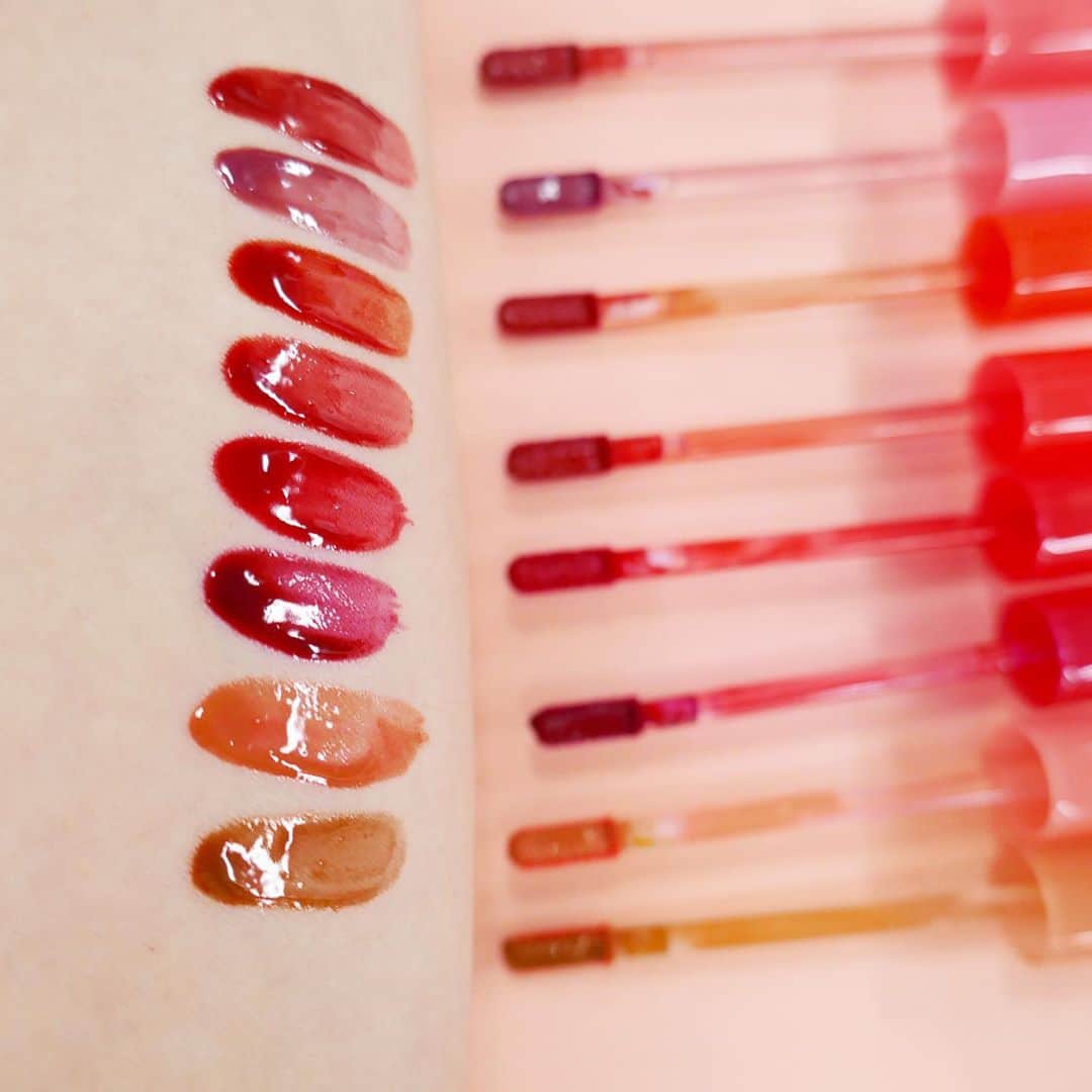 美的 Biteki's official Instagram! さんのインスタグラム写真 - (美的 Biteki's official Instagram! Instagram)「エチュードから、パーフェクトな“ちゅるるんリップ”に仕上げる新リキッドルージュが登場！ ガラスのような光沢感とクリアで可憐なツヤめきで、ぷっくり立体感のある唇を演出します。 カラーバリエーションは、ほんのり色づくベージュから女性らしさを磨き上げるレッドまで全8色がラインアップし、どれも鮮やかな発色をキープ。 仕上がりはもちろん、みずみずしくなめらかなテクスチャーと、保湿成分 スクワランを配合した潤いのあるつけ心地も嬉しいポイントです。 ✨✨✨ 幅広いシーンで活躍しそうな新リップ、ぜひチェックしてみて！ 【商品情報】 グロッシールージュティント　8色 各￥1,350（税抜） ※発売中 #エチュード#ETUDE#リップ#リップメイク#メイクアップ#コスメレポ#コスメ#スウォッチ#新商品#ルージュ#プチプラ#プチプラコスメ#韓国コスメ#bitekicom」10月18日 8時51分 - bitekicom